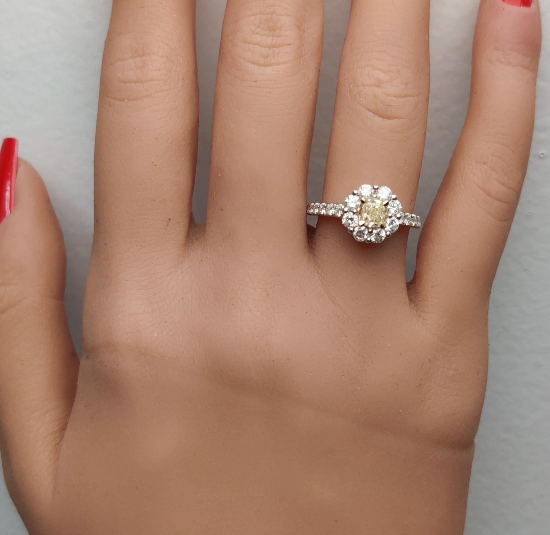 Bague cocktail en platine avec diamant jaune naturel taille coussin de 1,27 carat poids total Neuf - En vente à New York, NY