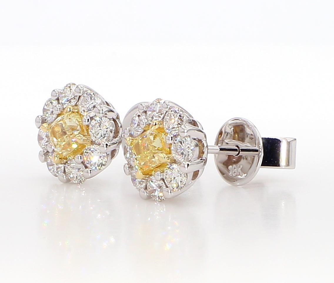 Boucles d'oreilles classiques en diamant jaune naturel de taille coussin de Raregemworld. Monté dans une belle monture en or jaune et blanc 18 carats avec des diamants jaunes naturels de taille coussin. Les diamants jaunes sont entourés de petits