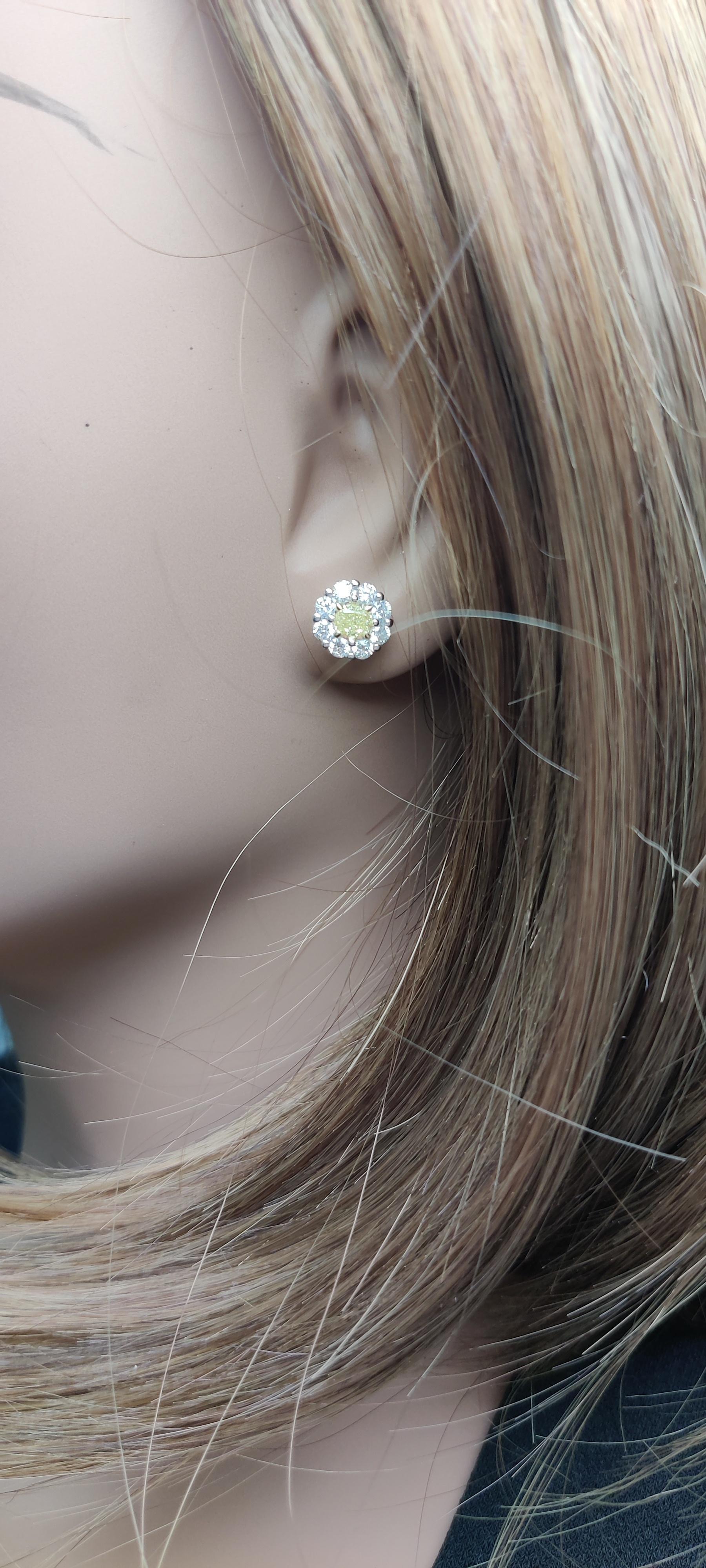 Boucles d'oreilles en or avec diamant coussin de 1.42 carat TW de couleur naturelle jaune Neuf - En vente à New York, NY