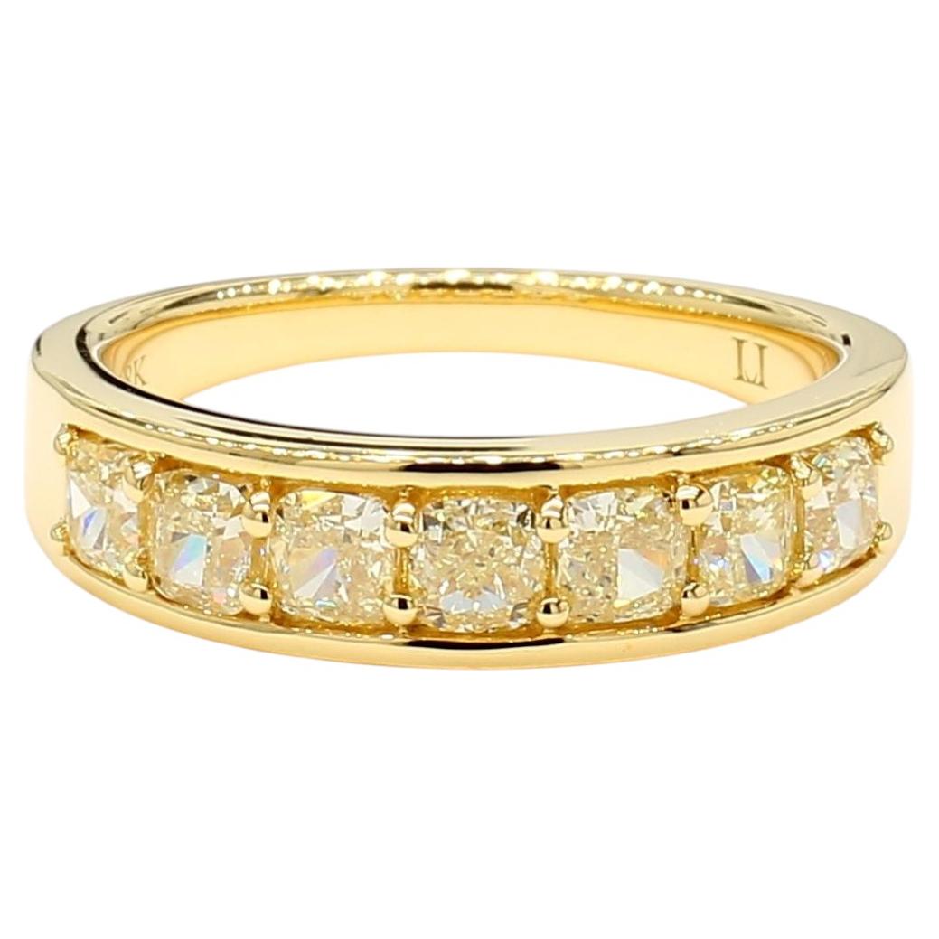 Diamante amarillo natural en forma de cojín 1.44 quilates TW Anillo de oro para cóctel