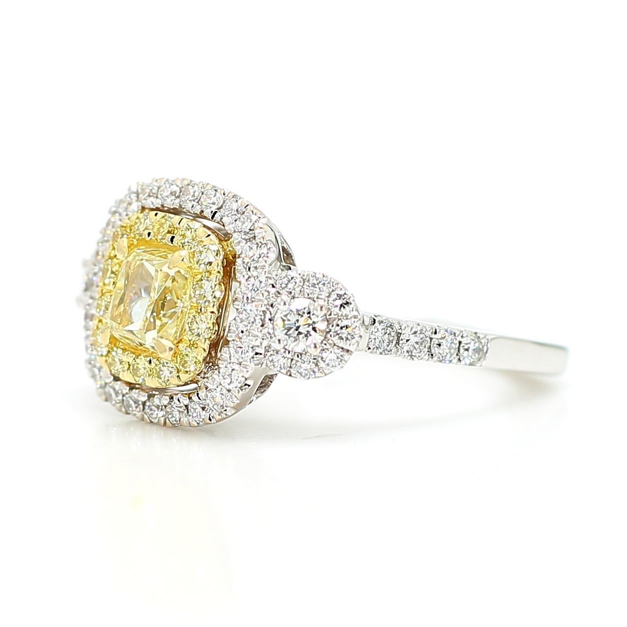 Precioso anillo de diamantes de RareGemWorld. Montada en un precioso engaste de oro amarillo y blanco de 18 quilates con un diamante amarillo natural de talla cojín. El diamante amarillo está rodeado por melee de diamante amarillo natural redondo y
