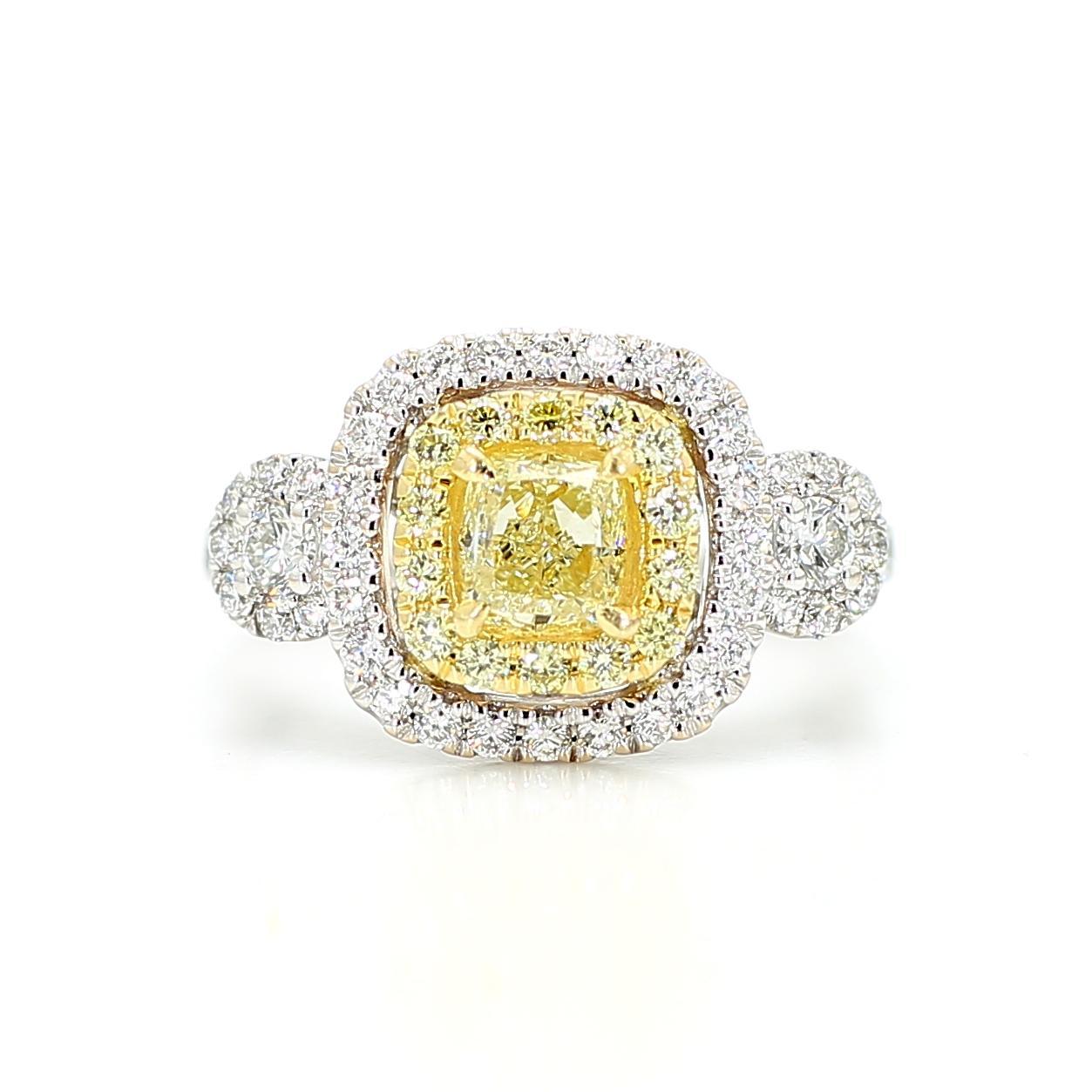 Anillo de cóctel de oro con un diamante amarillo natural en forma de cojín de 1.45 quilates TW Contemporáneo en venta