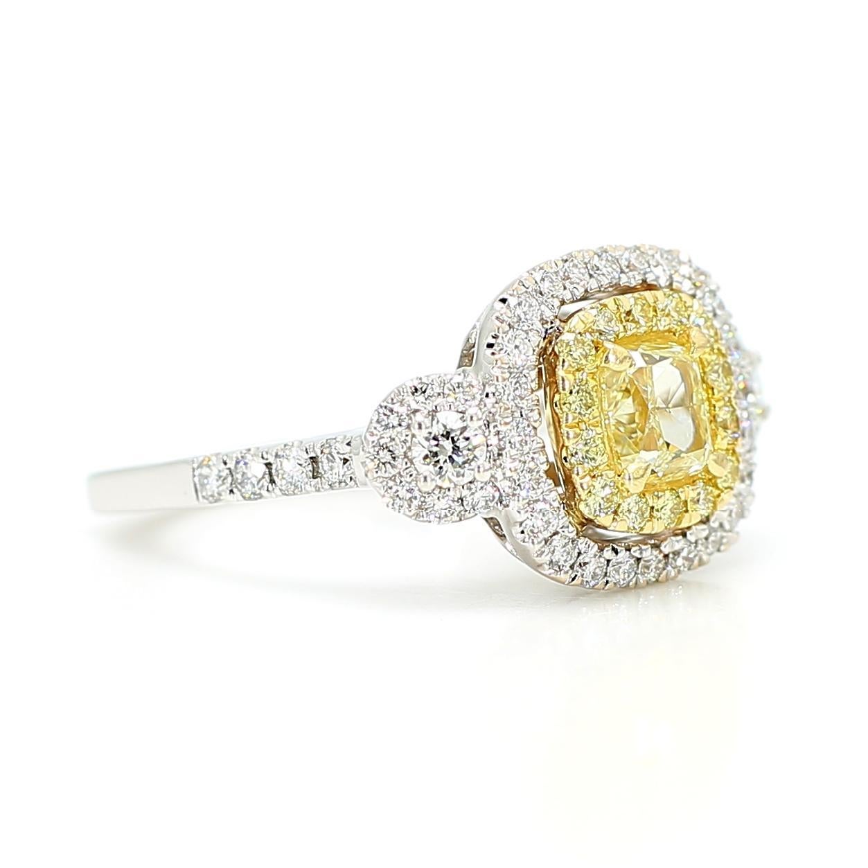 Anillo de cóctel de oro con un diamante amarillo natural en forma de cojín de 1.45 quilates TW Corte cojín en venta