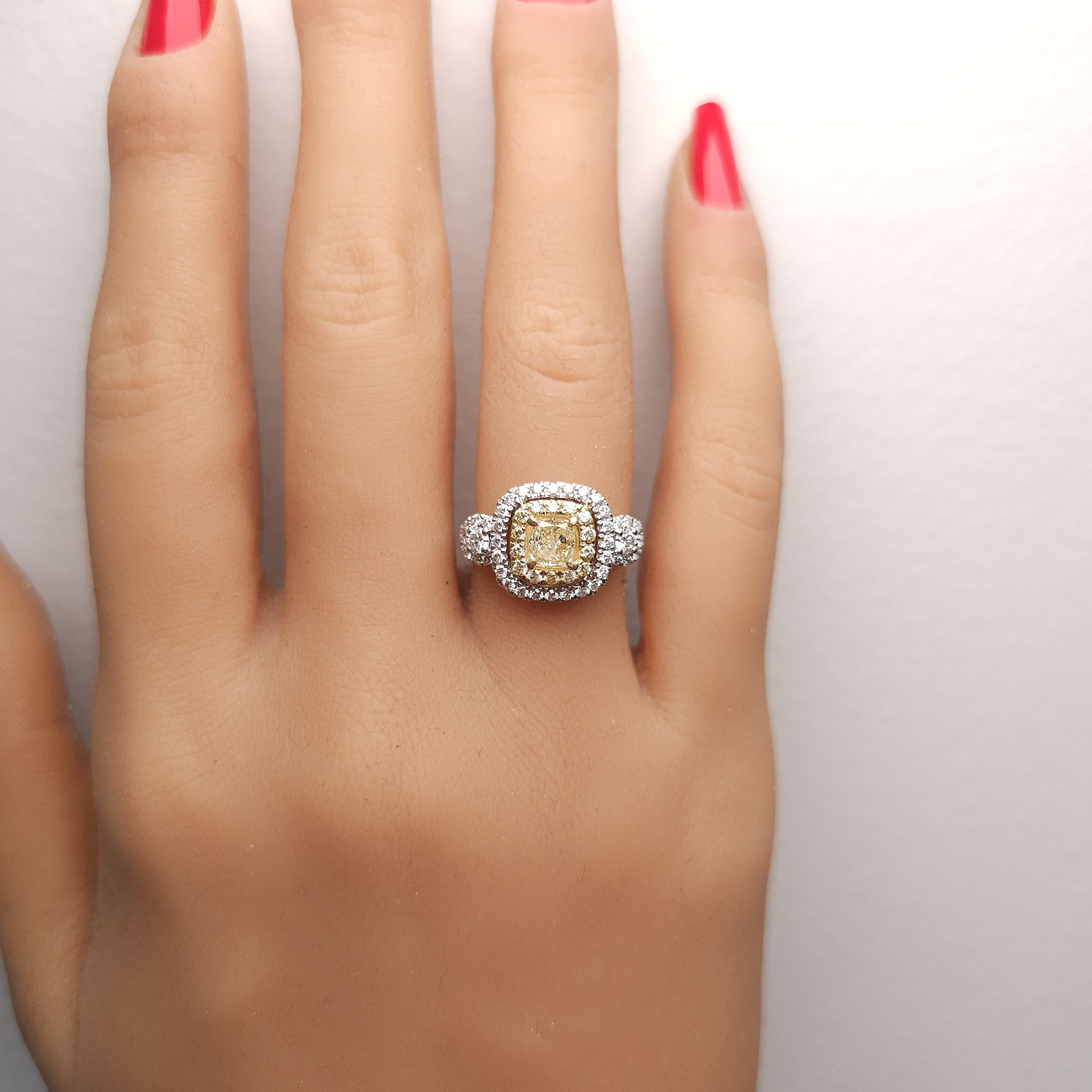 Anillo de cóctel de oro con un diamante amarillo natural en forma de cojín de 1.45 quilates TW en Nuevo estado para la venta en New York, NY