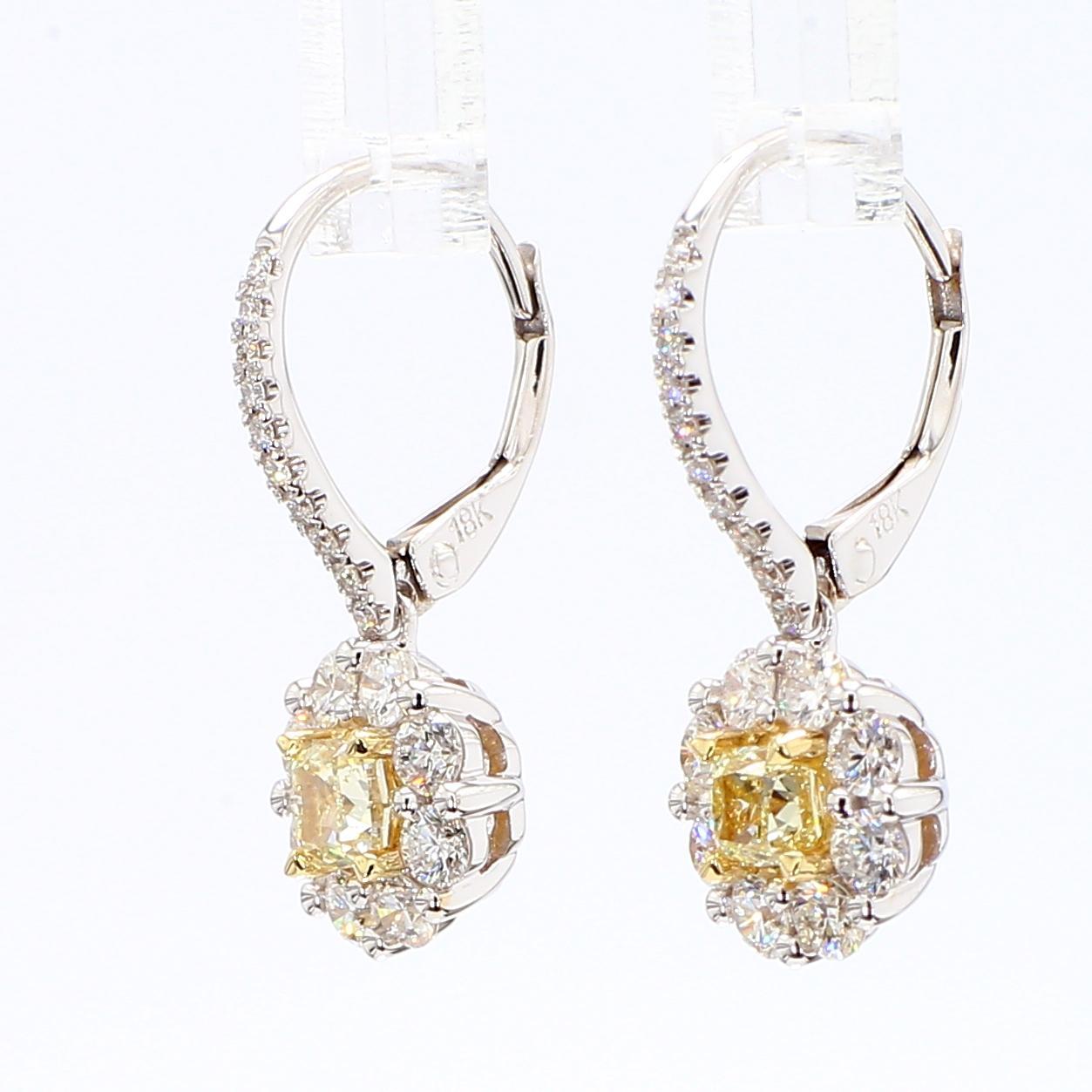 Les boucles d'oreilles classiques en diamant de Raregemworld. Monté dans une belle monture en or jaune et blanc 18 carats avec des diamants jaunes naturels de taille coussin. Les diamants jaunes sont entourés d'une mêlée de diamants blancs ronds