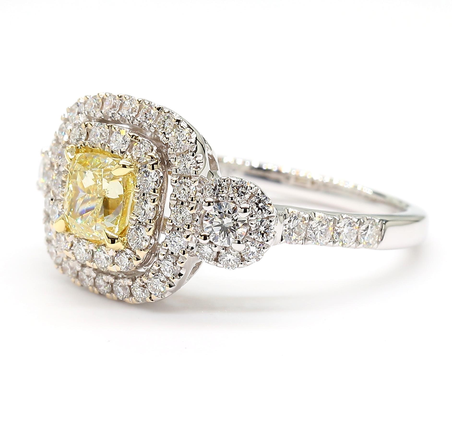 La magnifique bague en diamant de Raregemworld. Monté dans une belle monture en or jaune et blanc 18 carats avec un diamant jaune naturel de taille coussin. Le diamant jaune est entouré d'une mêlée de diamants blancs ronds naturels. Cette bague est