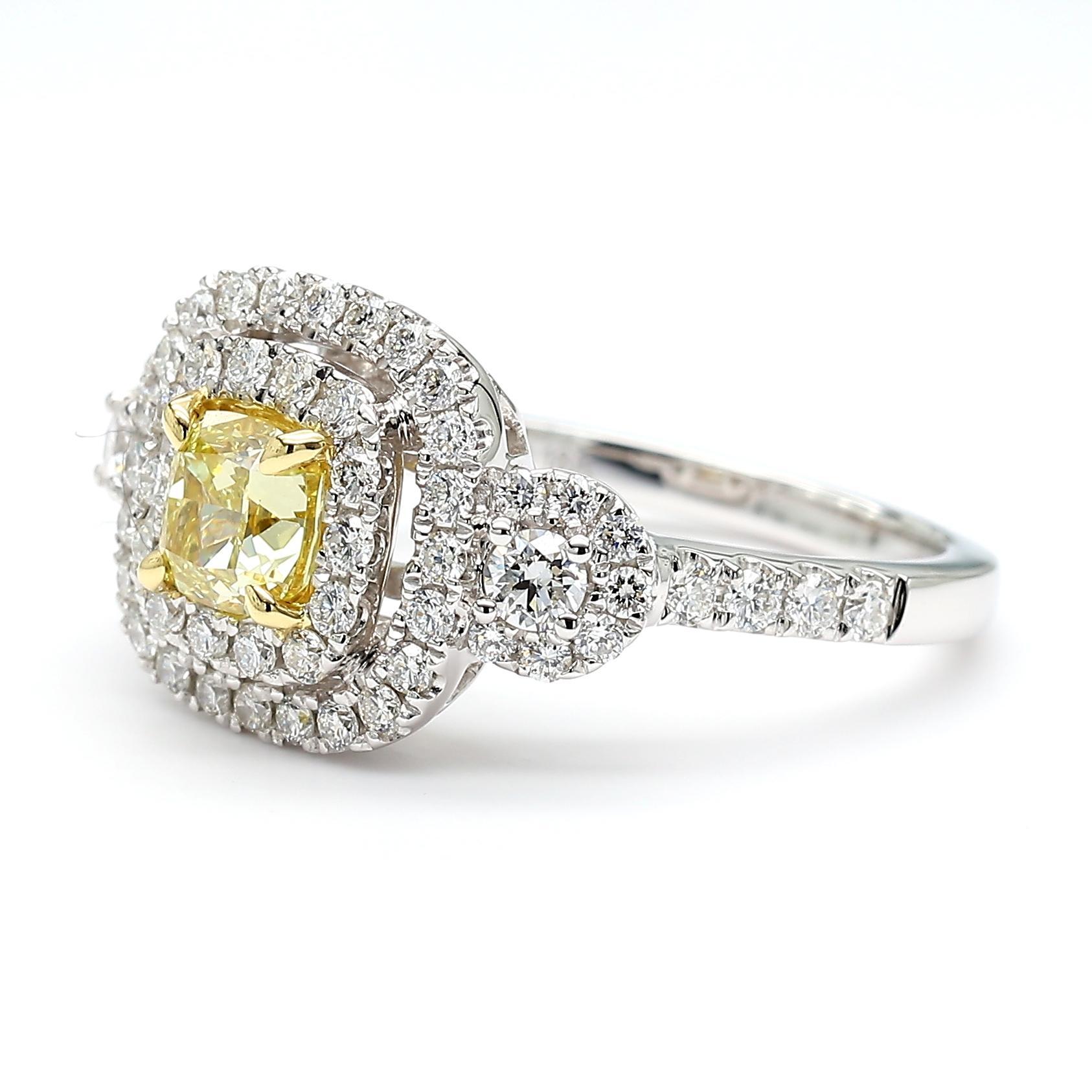 La magnifique bague en diamant de Raregemworld. Monté dans une belle monture en platine avec un diamant jaune naturel de taille coussin. Le diamant jaune est entouré d'une mêlée de diamants blancs ronds naturels. Cette bague est garantie pour
