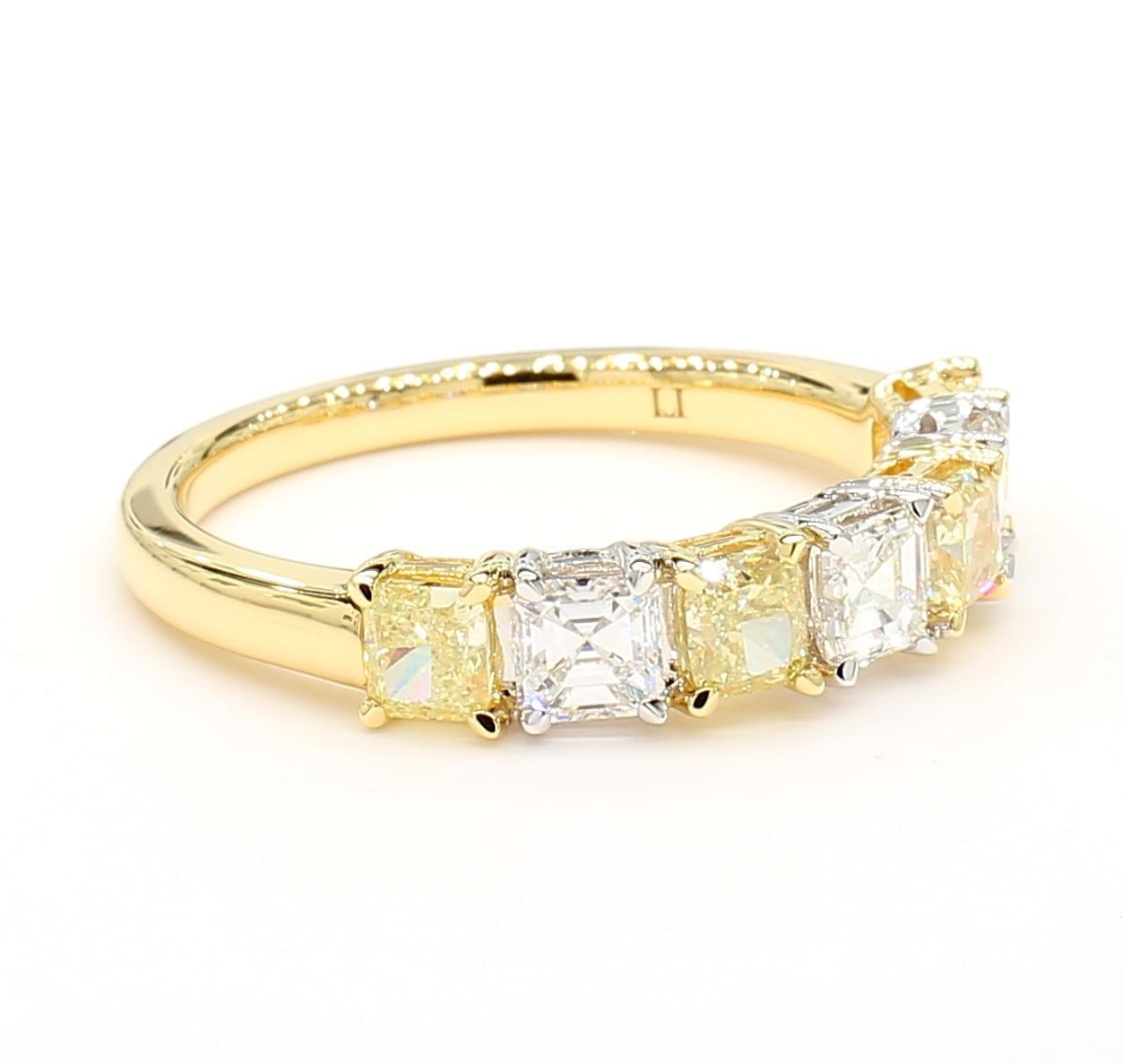 Taille coussin Bague cocktail en or jaune naturel taille coussin de 1.53 carats poids total en vente