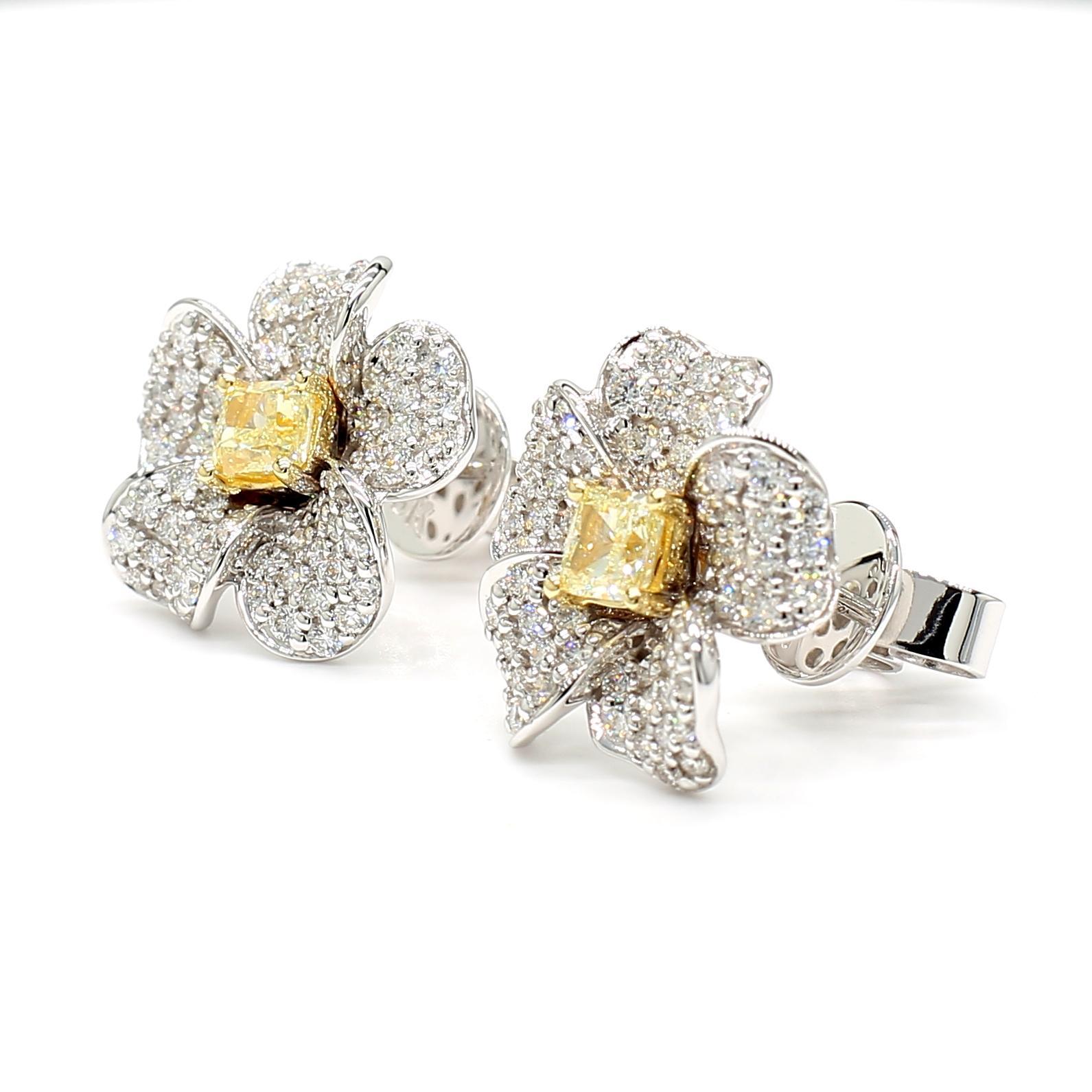 Les magnifiques boucles d'oreilles en diamant de Raregemworld. Monté dans une belle monture en or jaune et blanc 18 carats avec des diamants jaunes naturels de taille coussin. Les diamants jaunes sont entourés d'une mêlée de diamants blancs ronds