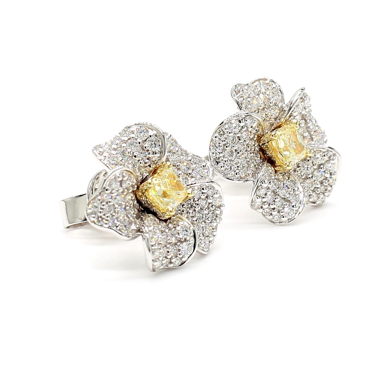Taille coussin Boucles d'oreilles en or avec diamant coussin de 1.56 carat TW de couleur naturelle jaune en vente