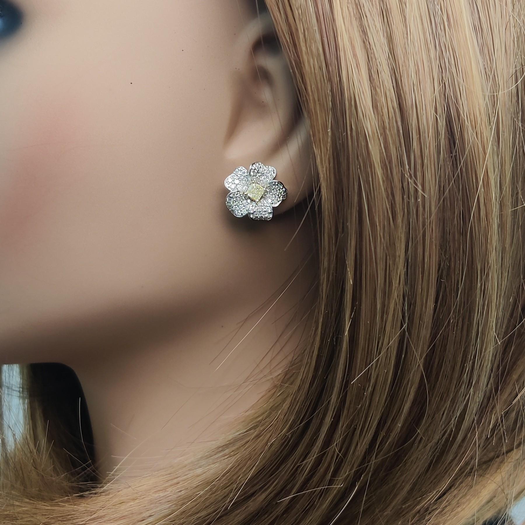 Boucles d'oreilles en or avec diamant coussin de 1.56 carat TW de couleur naturelle jaune Neuf - En vente à New York, NY