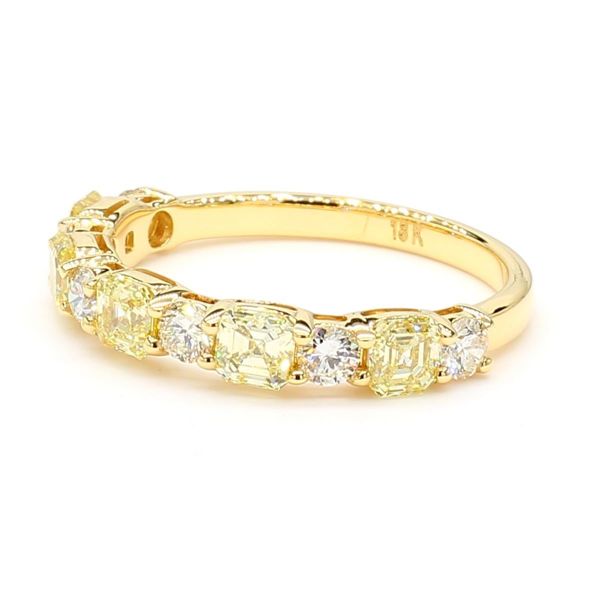 Der klassische Diamantring von RareGemWorld. Eingefasst in eine wunderschöne Fassung aus 18 Karat Gelb- und Weißgold mit natürlichen gelben Diamanten im Kissenschliff, ergänzt durch natürliche weiße Diamanten im Rundschliff. Dieses Band wird Sie