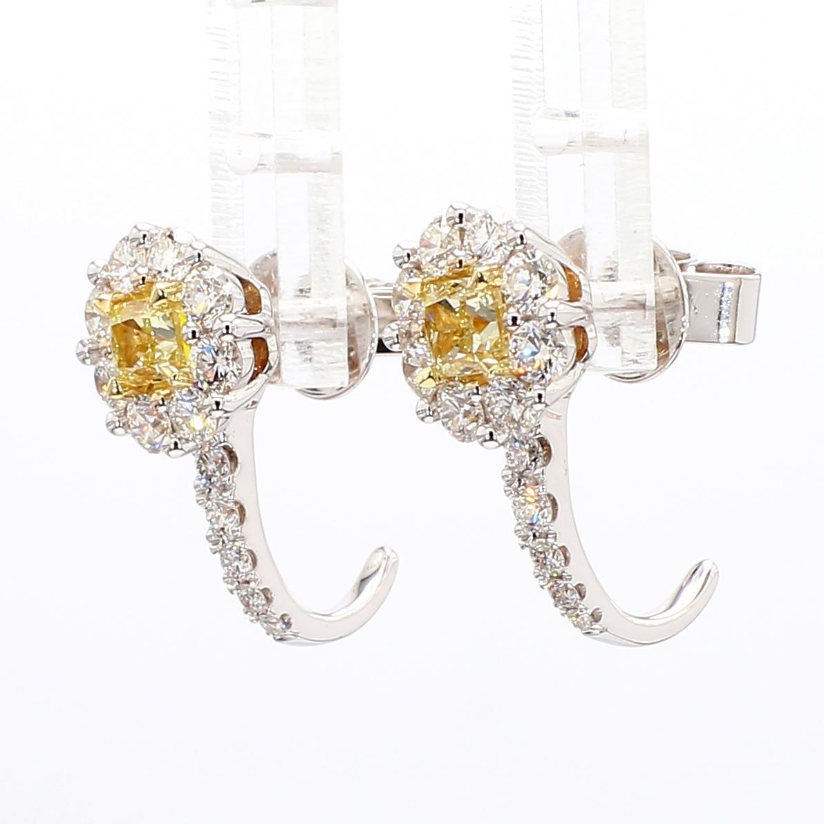 Gli orecchini con diamante giallo naturale taglio cuscino di RareGemWorld. Montato in una splendida montatura in oro giallo e bianco 18 carati con diamanti naturali gialli taglio cuscino. I diamanti gialli sono circondati da una mischia di diamanti