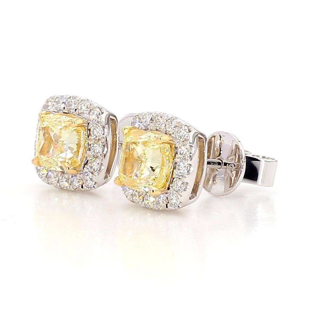 Gli orecchini di diamanti classici di RareGemWorld. Montato in una splendida montatura in oro giallo e bianco 18 carati con diamanti naturali gialli taglio cuscino. I diamanti gialli sono circondati da una mischia di diamanti bianchi naturali