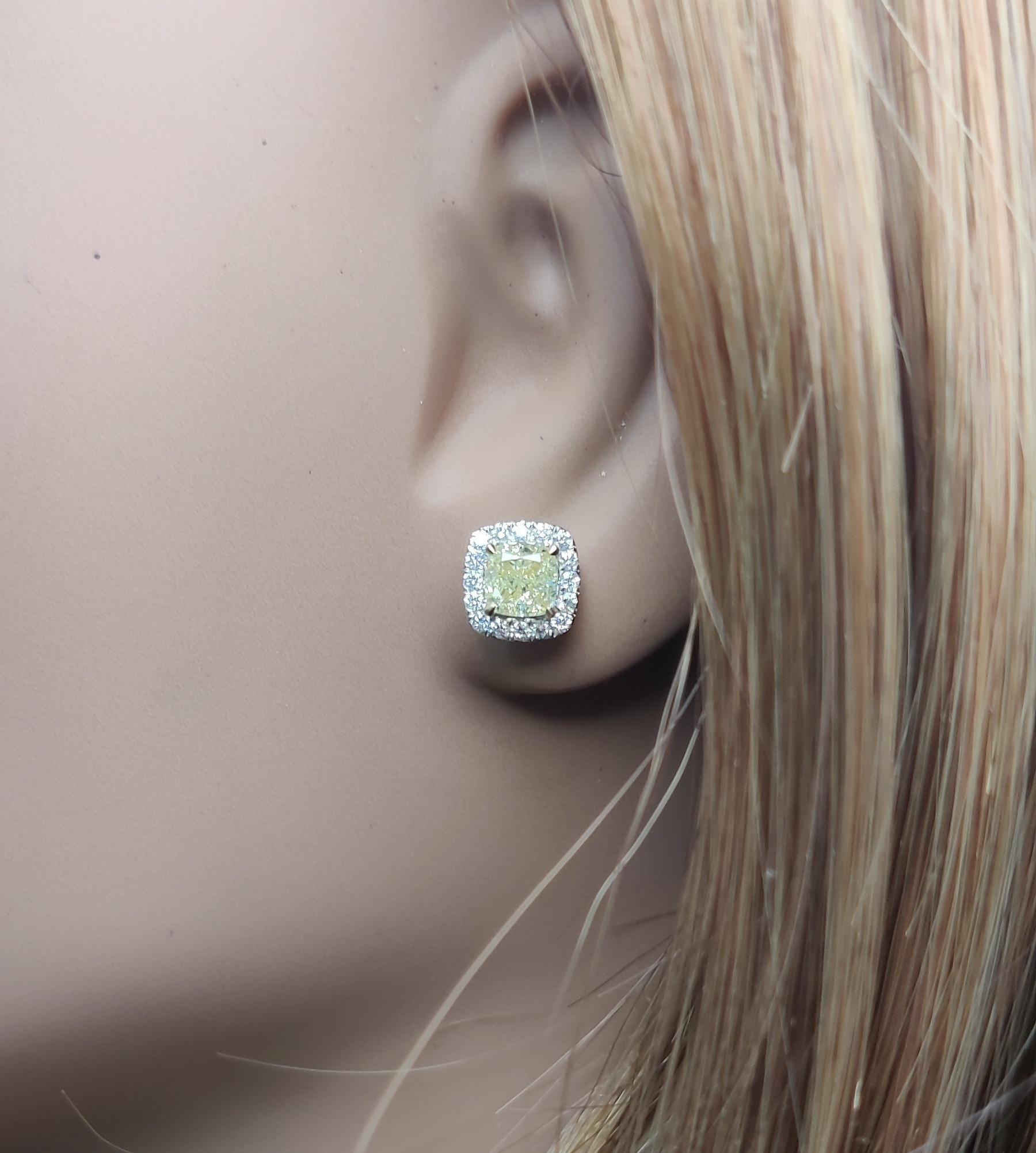 Orecchini in oro con diamante giallo naturale a cuscino da 1.75 carati TW In condizioni Nuovo in vendita a New York, NY