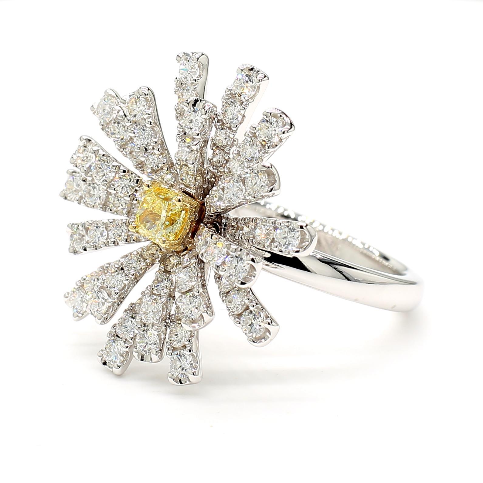 La magnifique bague en diamant de Raregemworld. Monté dans une belle monture en or jaune et blanc 18 carats avec un diamant jaune naturel de taille coussin. Le diamant jaune est entouré d'une mêlée de diamants blancs ronds naturels. Cette bague est