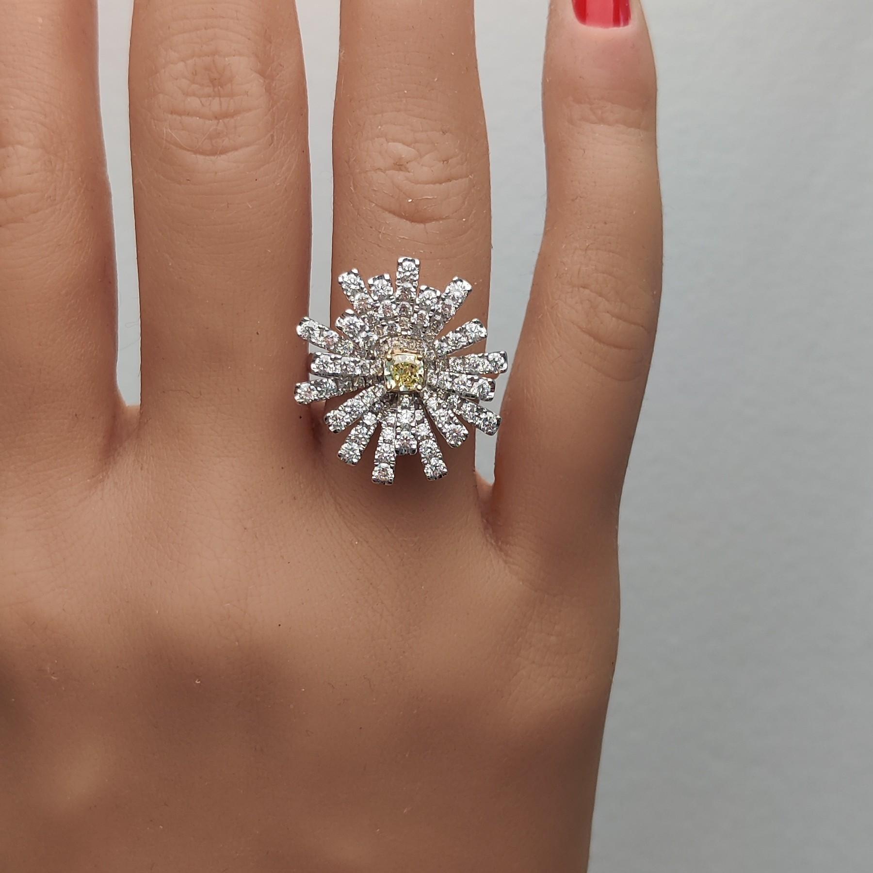 Bague cocktail en or jaune naturel taille coussin de 1.79 carat TW Neuf - En vente à New York, NY