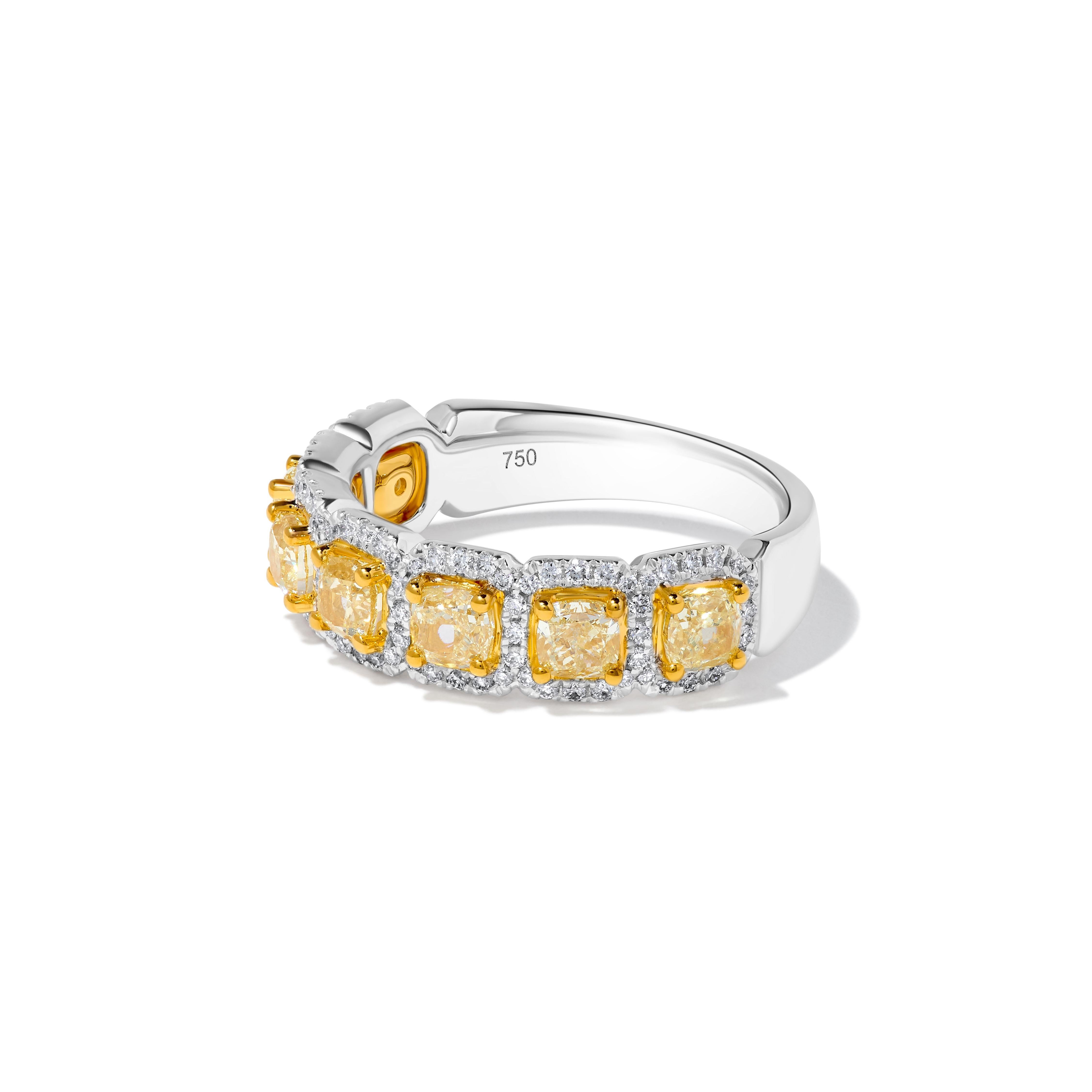 La magnifique bague en diamant de Raregemworld. Montée dans une magnifique monture en or jaune et blanc 18 carats avec des diamants jaunes naturels de taille coussin complétés par des diamants blancs naturels de taille ronde. Cette bague est