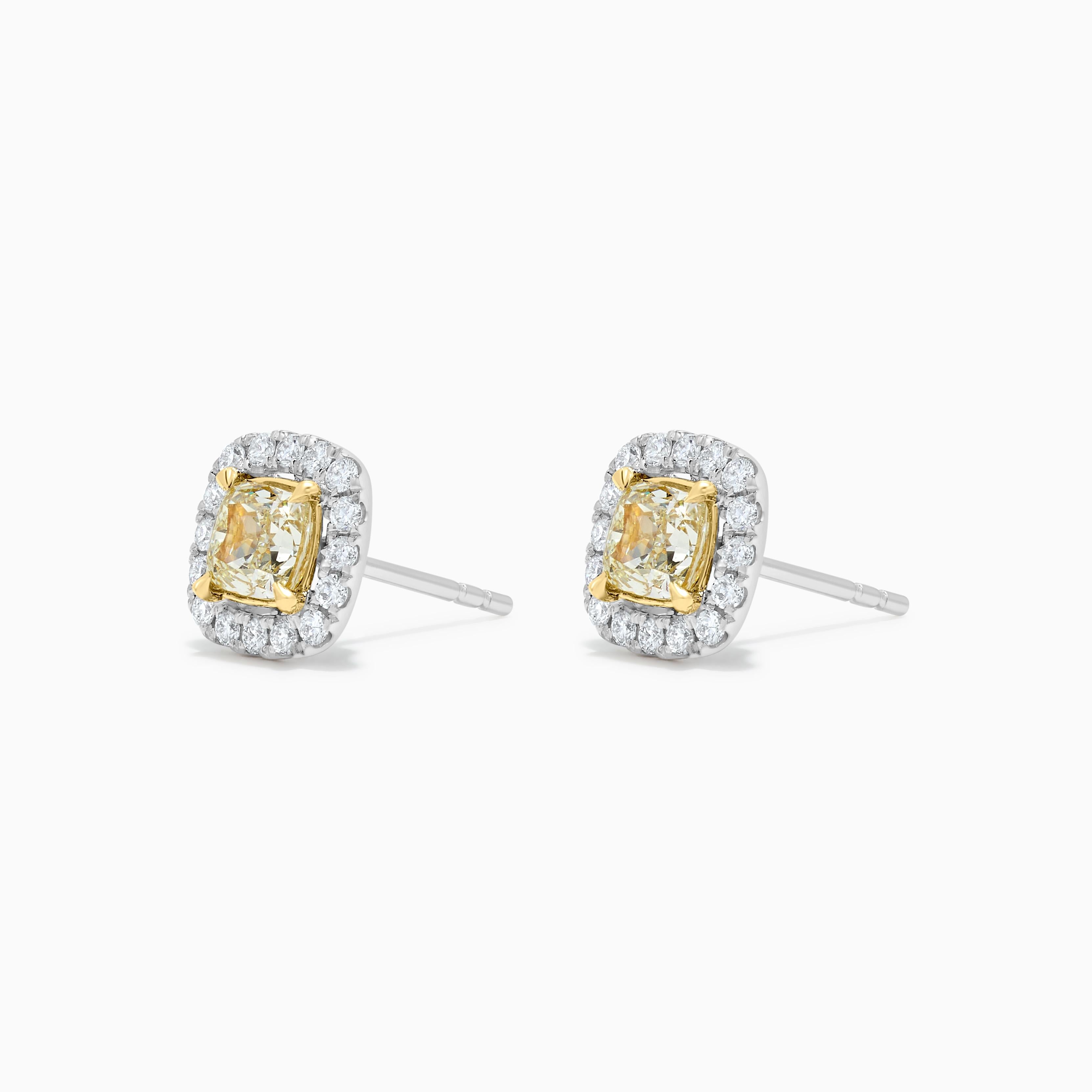 Les boucles d'oreilles classiques en diamant de Raregemworld. Monté dans une belle monture en or jaune et blanc 18 carats avec des diamants jaunes naturels de taille coussin. Les diamants jaunes sont entourés d'une mêlée de diamants blancs ronds