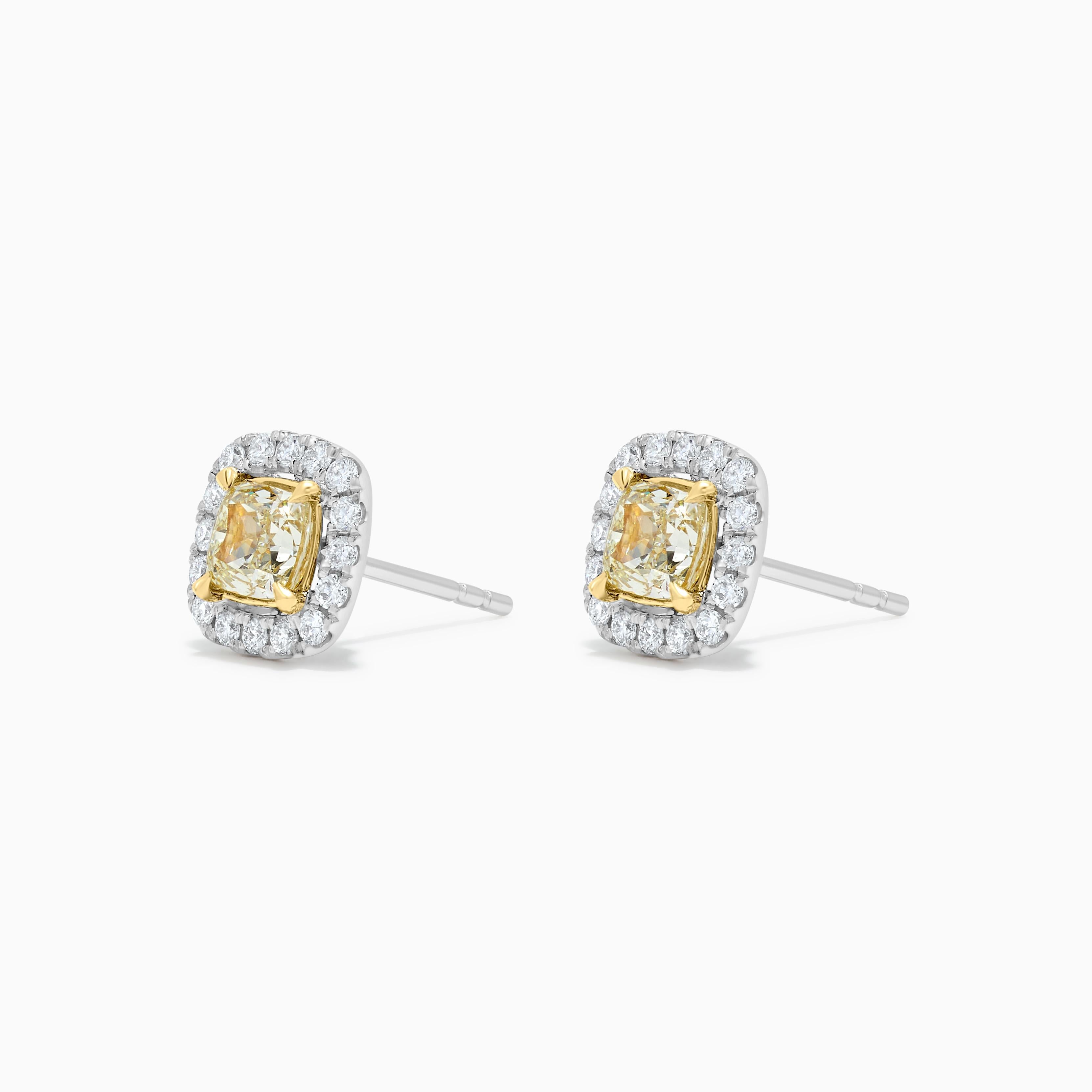 Les magnifiques boucles d'oreilles en diamant de Raregemworld. Monté dans une belle monture en or jaune et blanc 18 carats avec des diamants jaunes naturels de taille coussin. Les diamants jaunes sont entourés de petits diamants blancs ronds