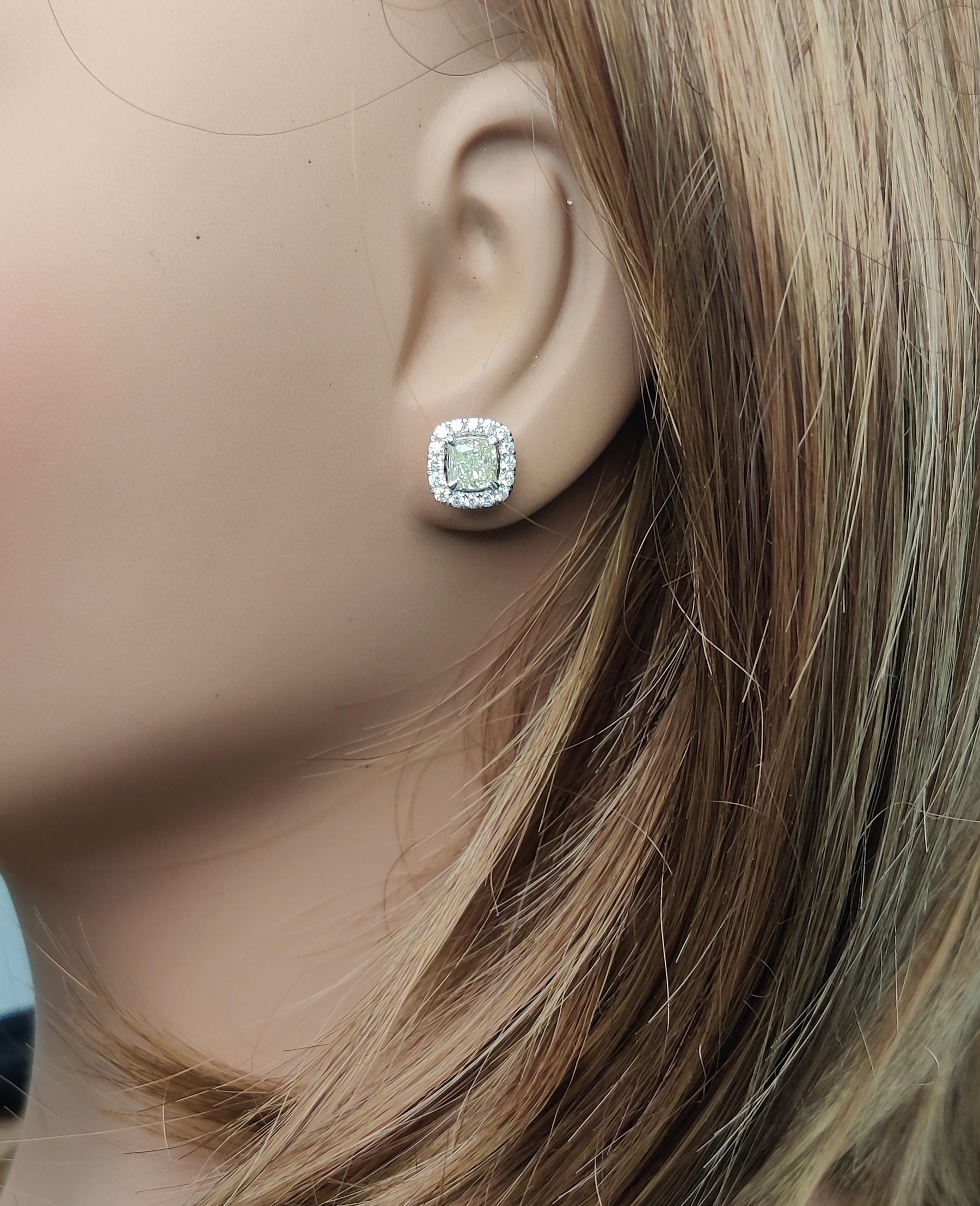 Boucles d'oreilles en or avec diamant coussin de 1.84 carat TW de couleur naturelle jaune Neuf - En vente à New York, NY