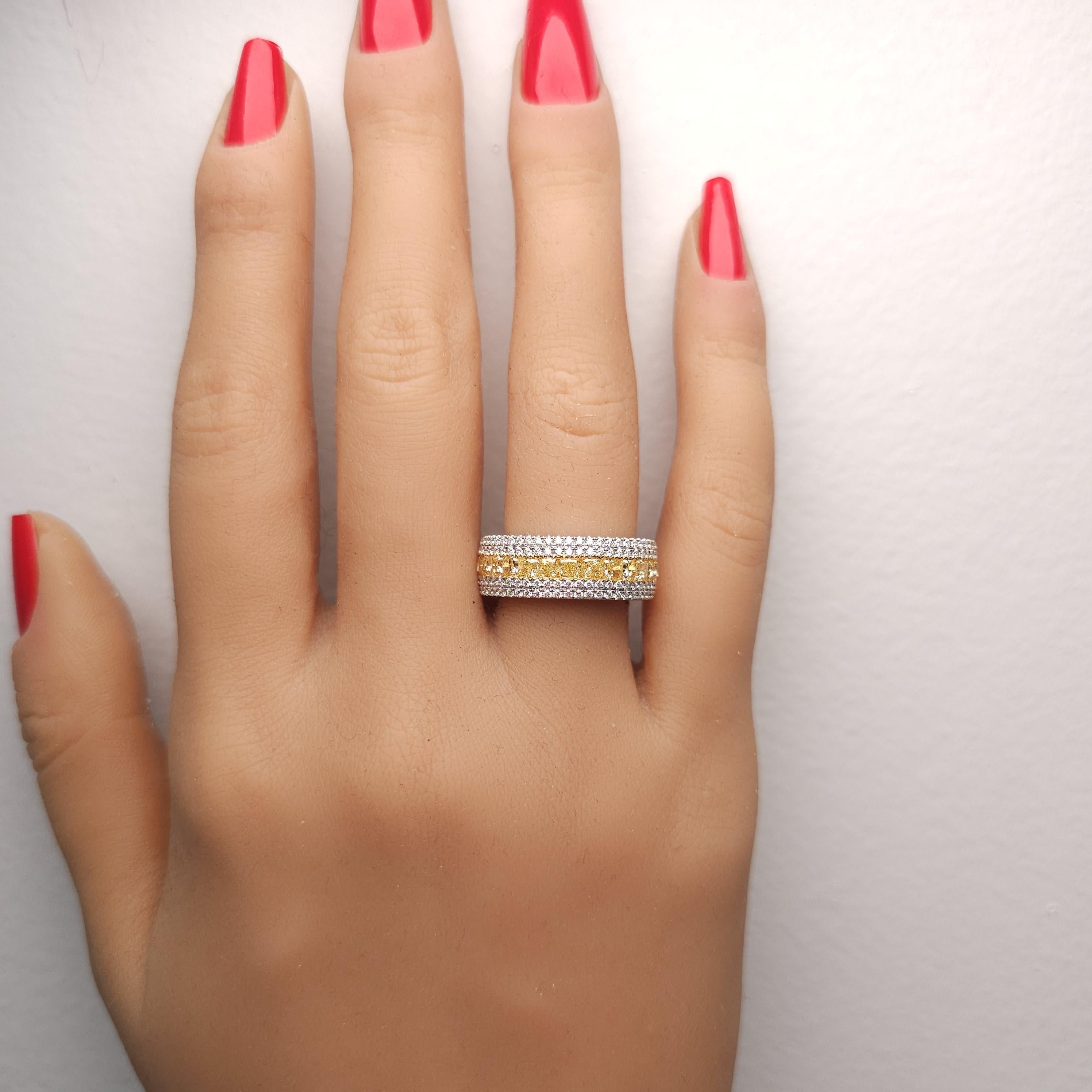 Natural Yellow Cushion Diamond 1.95 Carat TW Gold Cocktail Ring im Zustand „Gut“ im Angebot in New York, NY