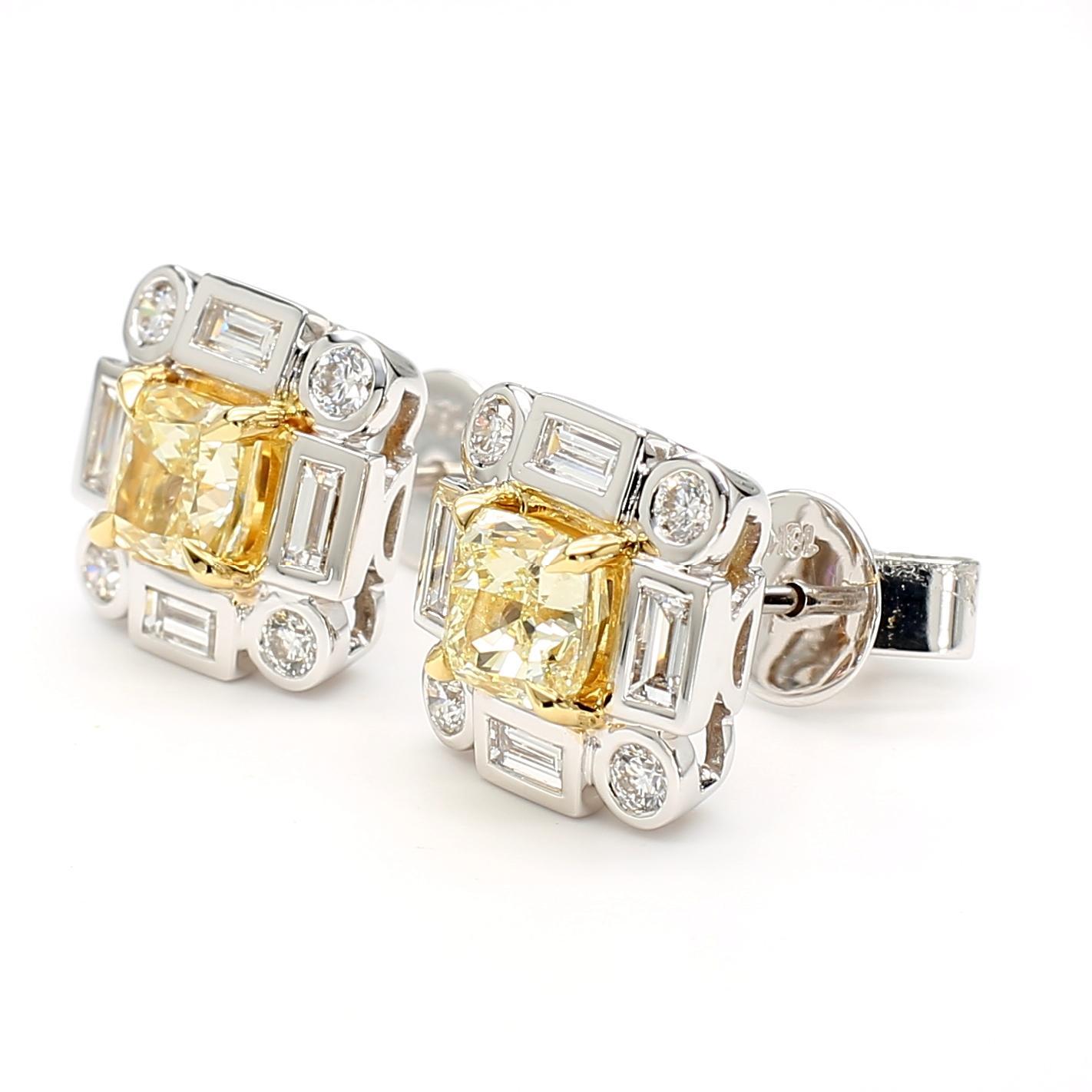 Les magnifiques boucles d'oreilles en diamant de Raregemworld. Monté dans une belle monture en or jaune et blanc 18 carats avec des diamants jaunes naturels de taille coussin. Les diamants jaunes sont entourés de diamants blancs de taille baguette