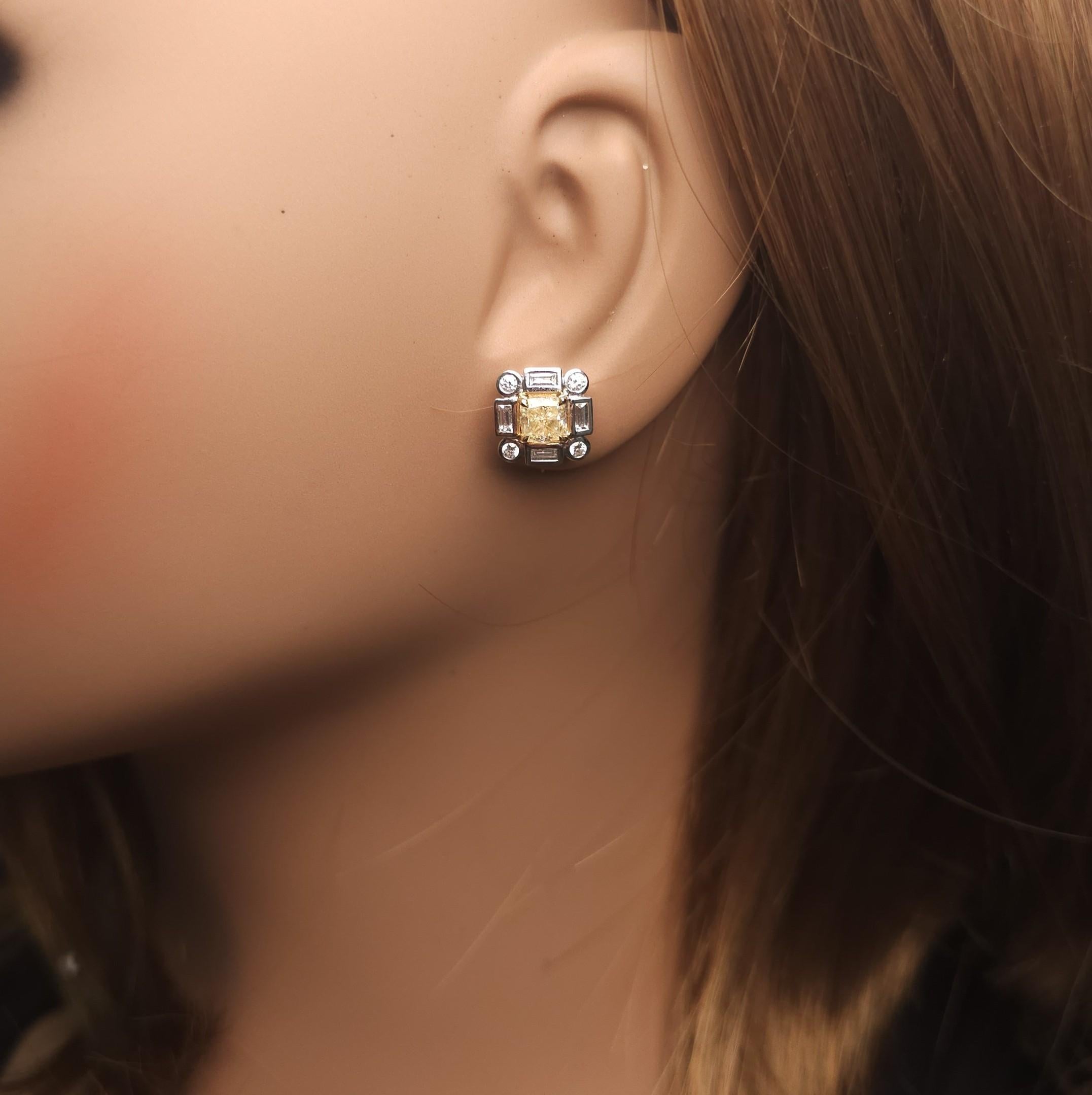 Boucles d'oreilles en or avec diamant coussin de 2.20 carat TW de couleur naturelle jaune Neuf - En vente à New York, NY
