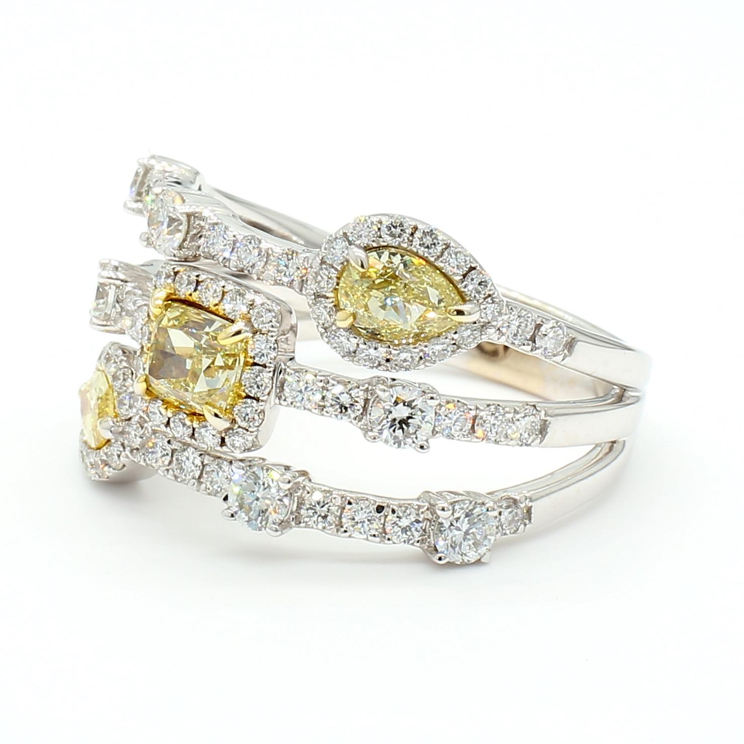 La magnifique bague en diamant de Raregemworld. Monté dans une belle monture jaune et blanche de 18 carats avec un diamant jaune naturel de taille coussin, un diamant jaune naturel de taille marquise et un diamant jaune naturel de taille poire. Les