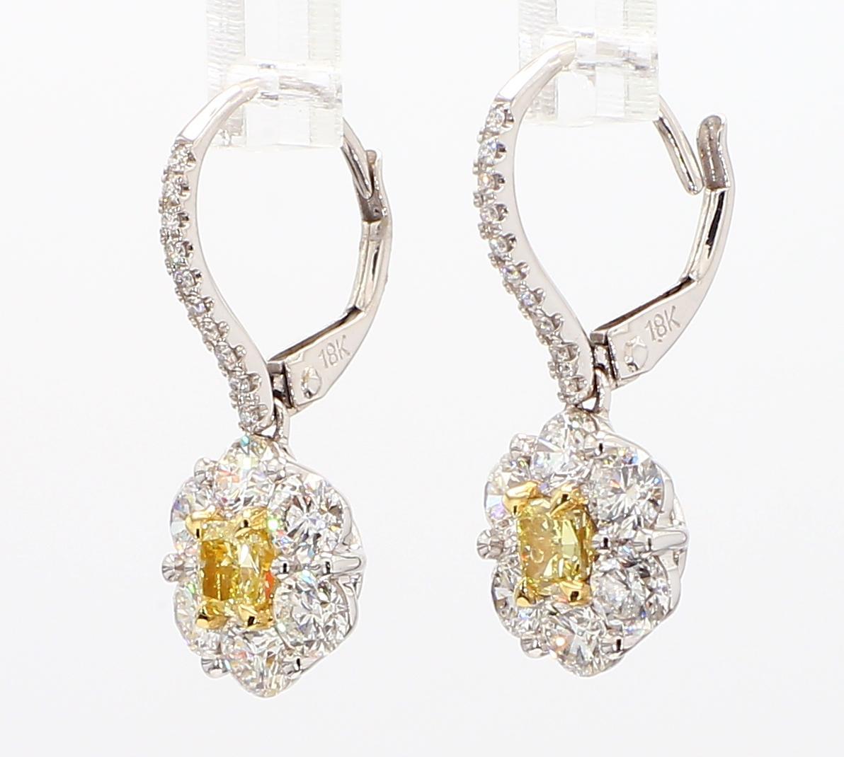 Les boucles d'oreilles classiques en diamant de Raregemworld. Monté dans une belle monture en or jaune et blanc 18 carats avec des diamants jaunes naturels de taille coussin. Les diamants jaunes sont entourés d'une mêlée de diamants blancs ronds