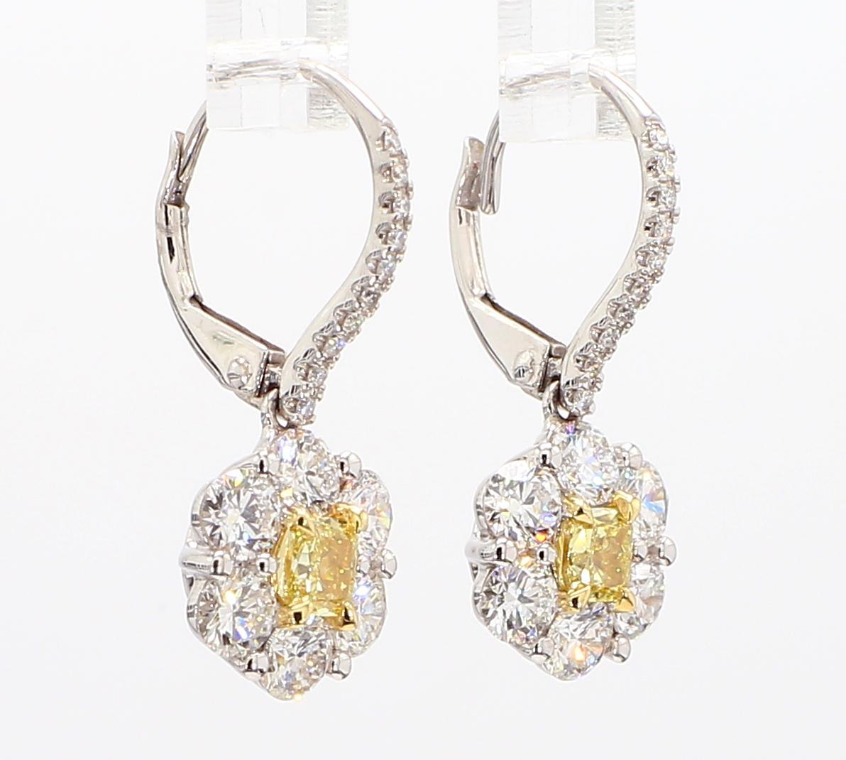 Taille coussin Pendants d'oreilles en or jaune naturel taille coussin de 2.30 carat poids total en vente