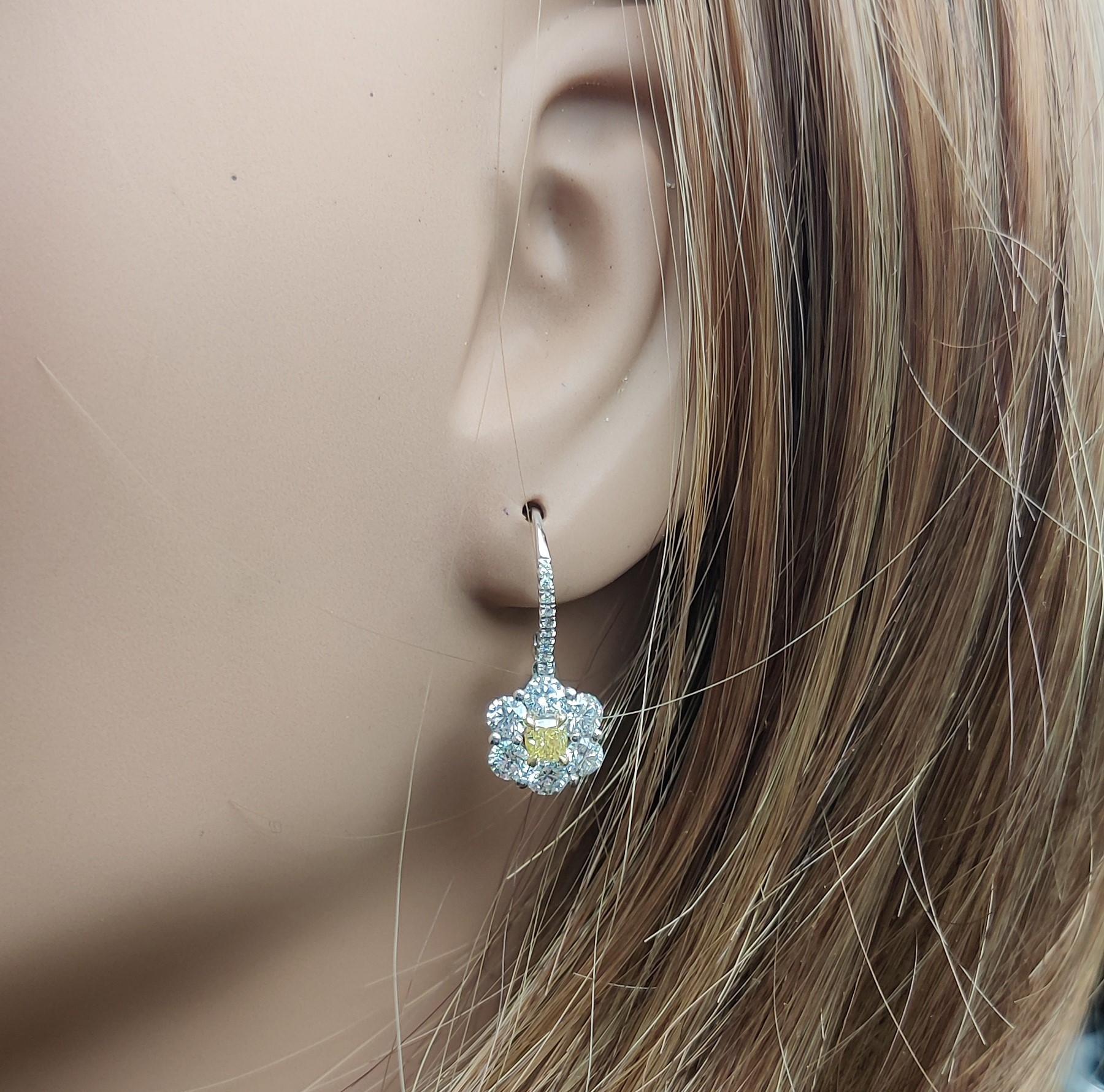Pendants d'oreilles en or jaune naturel taille coussin de 2.30 carat poids total Neuf - En vente à New York, NY