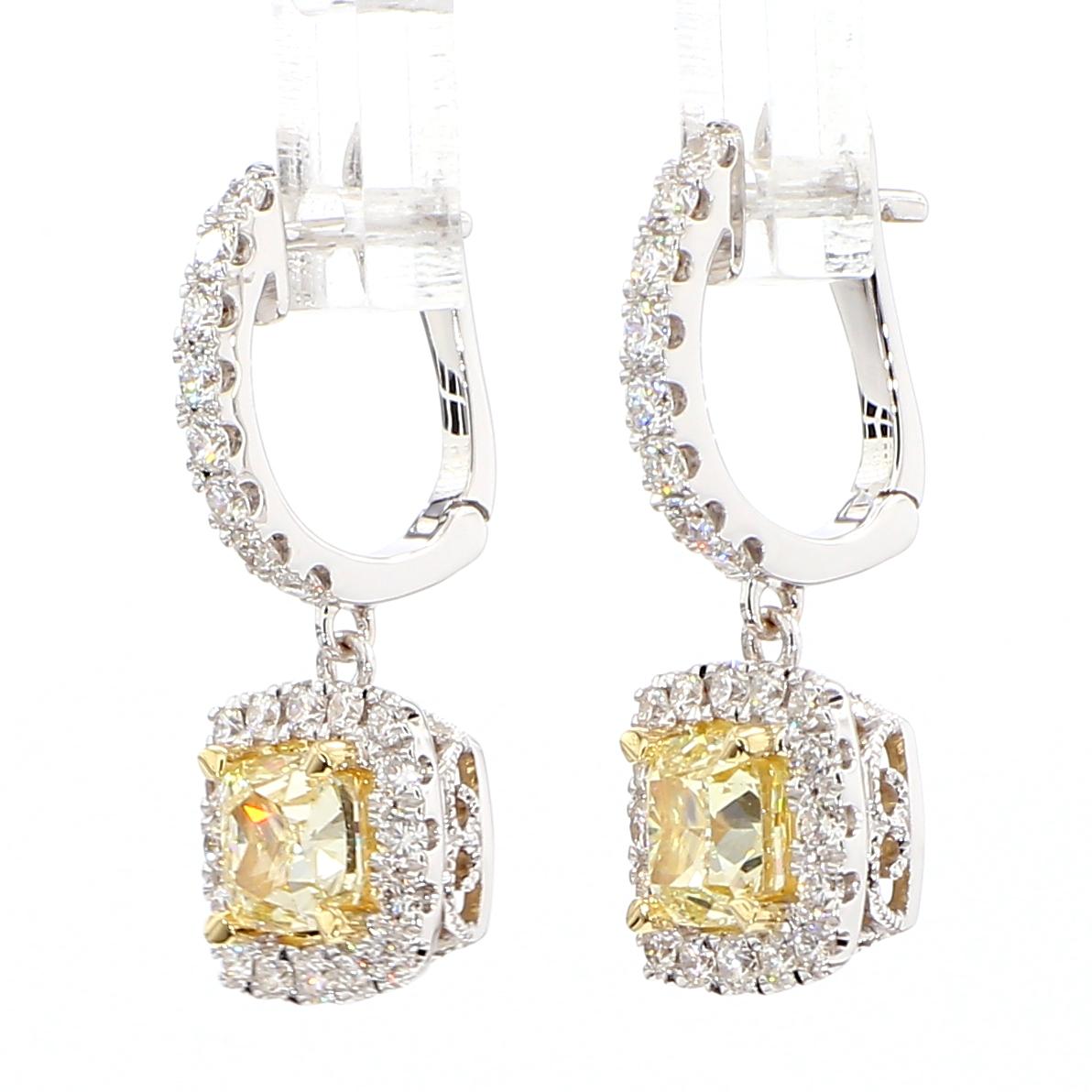 Boucles d'oreilles en diamant de Raregemworld. Monté dans une belle monture en or jaune et blanc 18 carats avec des diamants jaunes naturels de taille coussin. Les diamants jaunes sont entourés d'une mêlée de diamants blancs ronds naturels. Ces