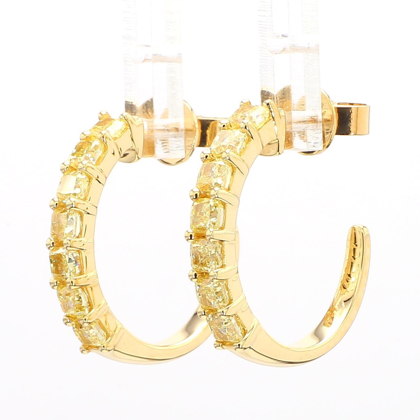 Les magnifiques boucles d'oreilles en diamant de Raregemworld. Monté dans une belle monture en or jaune 18 carats avec des diamants jaunes naturels de taille coussin. Ces boucles d'oreilles sont garanties pour impressionner et améliorer votre