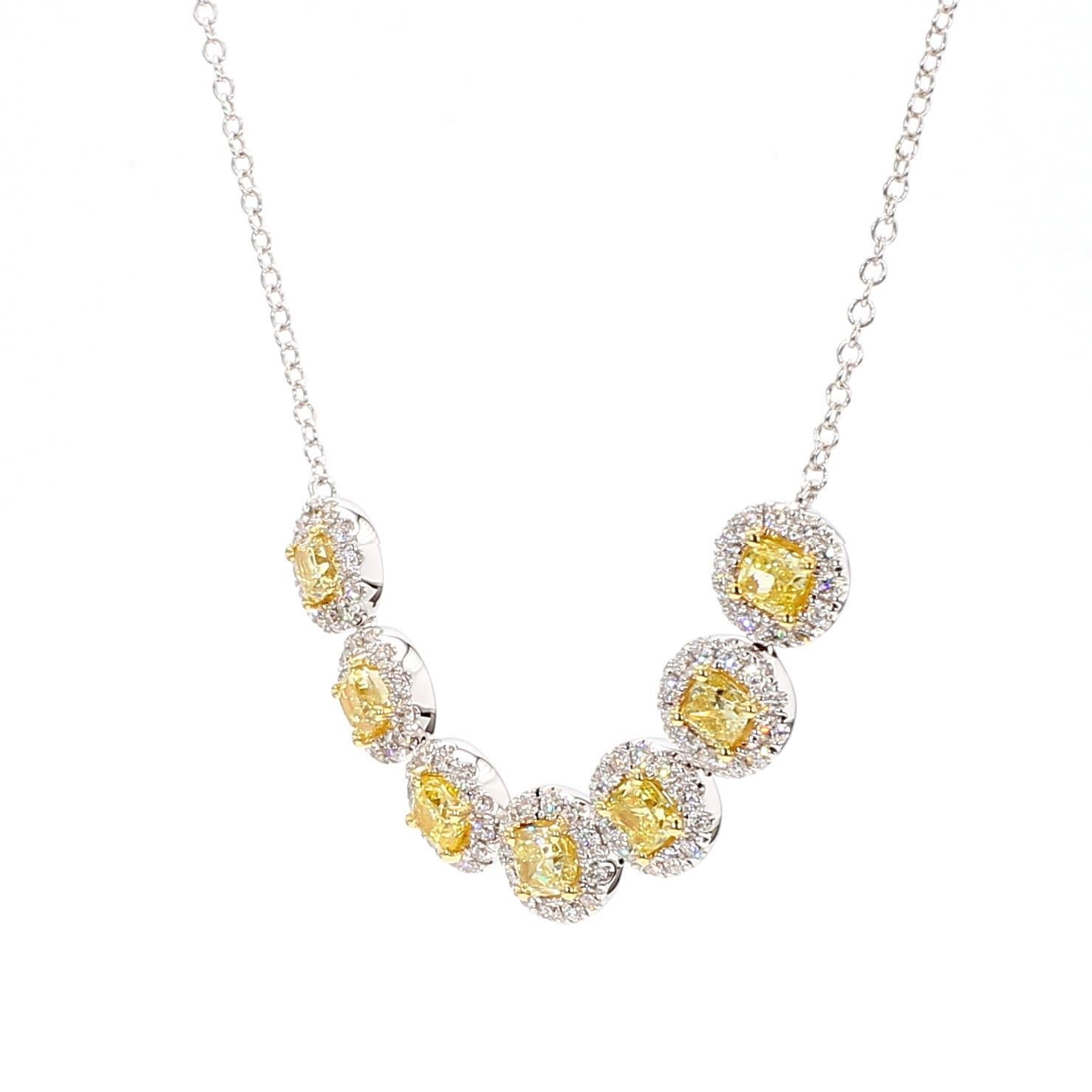 Le magnifique collier de diamants de Raregemworld. Monté dans une belle monture en or jaune et blanc 18 carats avec un diamant jaune naturel de taille coussin. Les diamants jaunes sont entourés de petits diamants blancs ronds naturels en méli-mélo.