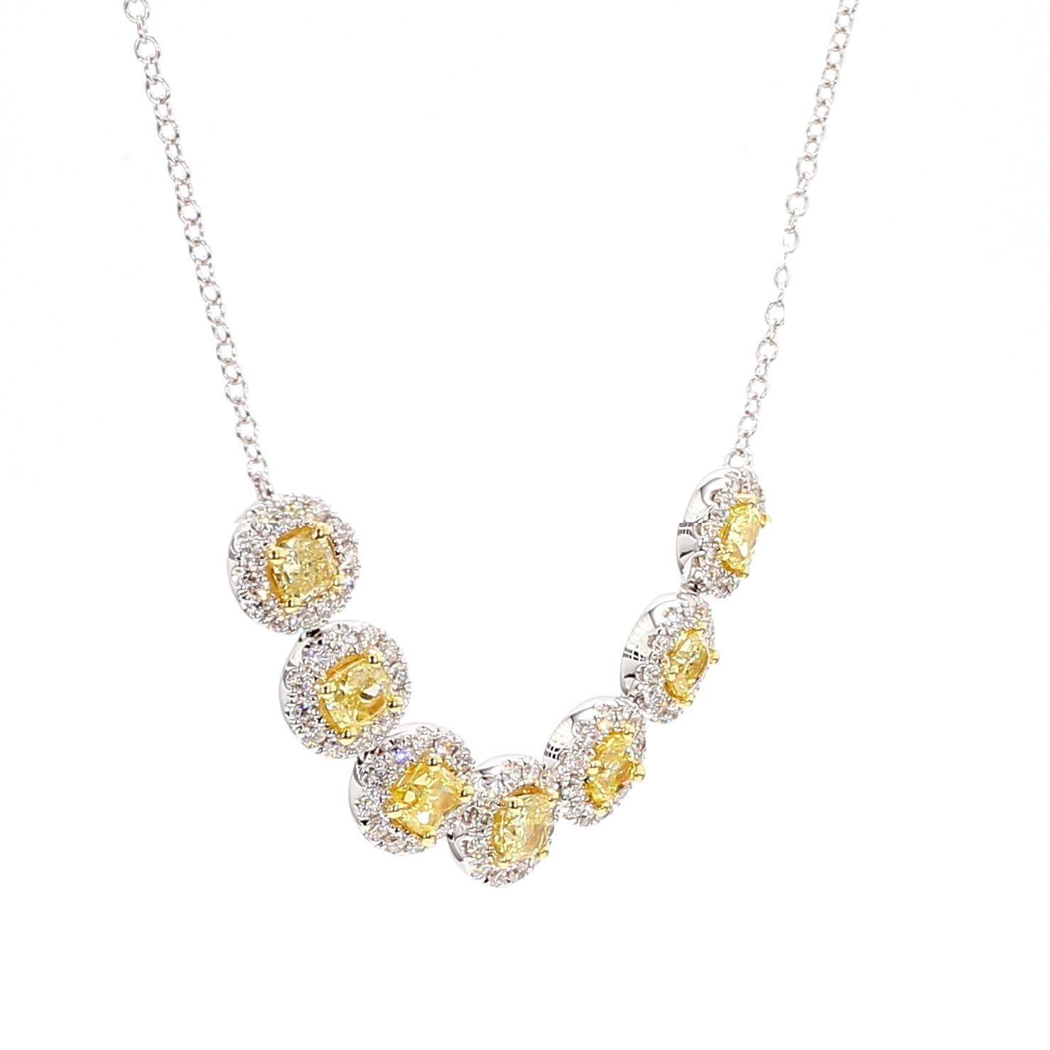 Taille coussin Collier goutte en or jaune naturel taille coussin de 2.81 carat poids total en vente