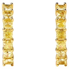 Orecchini a cerchio in oro giallo Nature con diamante a cuscino da 3.19 carati TW