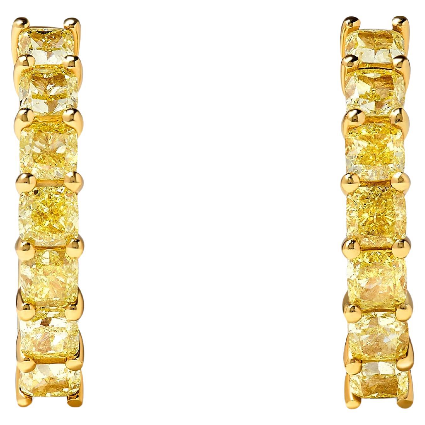 Orecchini a cerchio in oro giallo Nature con diamante a cuscino da 3.19 carati TW in vendita