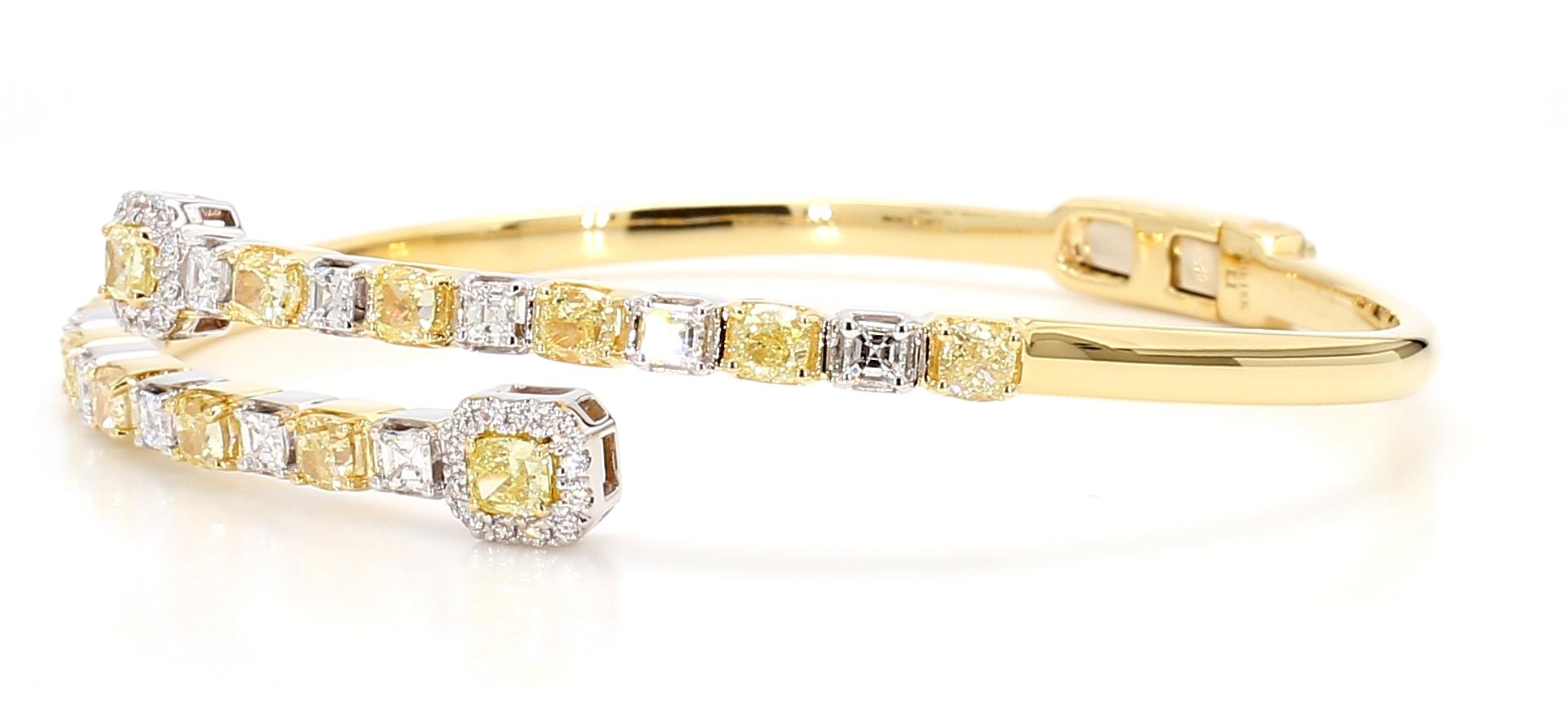 Il bellissimo bracciale di diamanti di RareGemworld. Montato in una splendida montatura in oro giallo e bianco 18 carati con diamanti naturali gialli taglio cuscino. I diamanti gialli sono completati da diamanti bianchi naturali a taglio asscher e