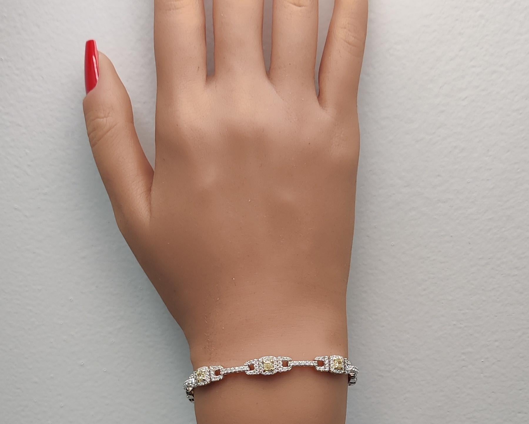 Natural Yellow Cushion Diamond 4.30 Carat TW Gold Tennis Bracelet In New Condition For Sale In New York, NY