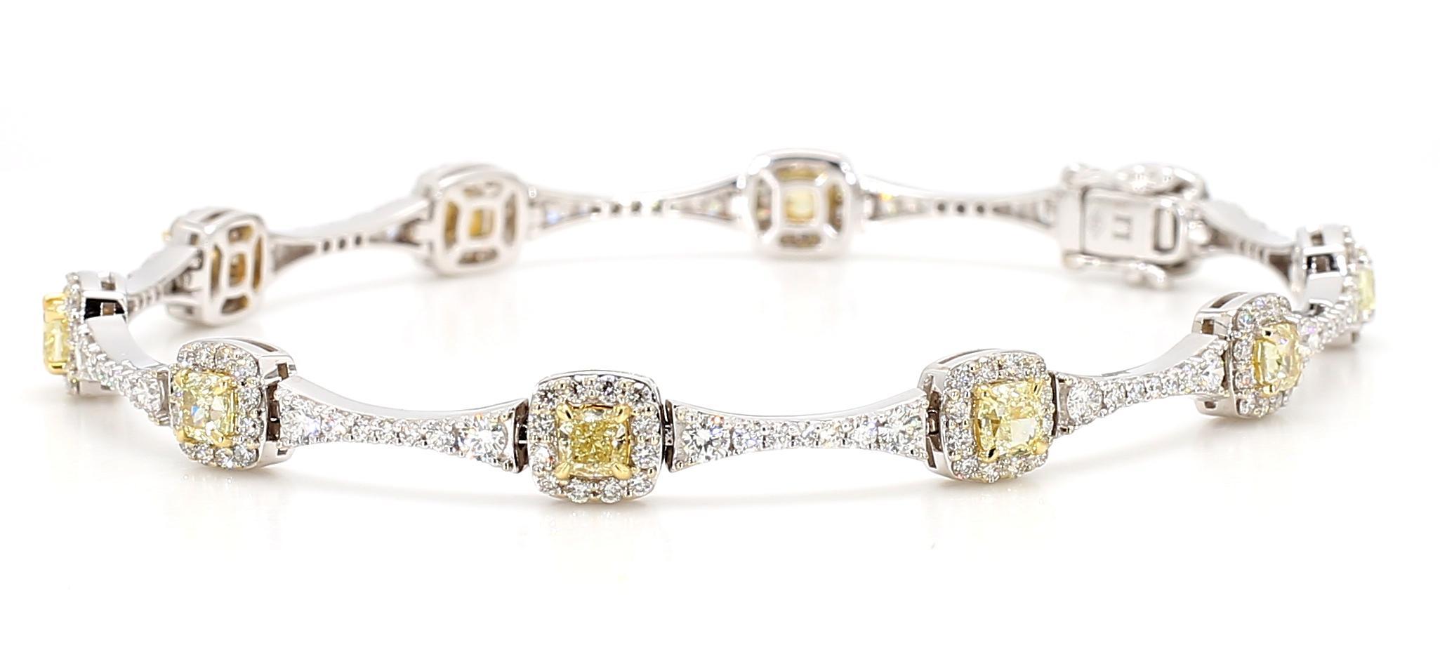 Le magnifique bracelet en diamants de Raregemworld. Monté dans une belle monture en or jaune et blanc 18 carats avec des diamants jaunes naturels de taille coussin. Les diamants jaunes sont entourés de petits diamants blancs ronds naturels en