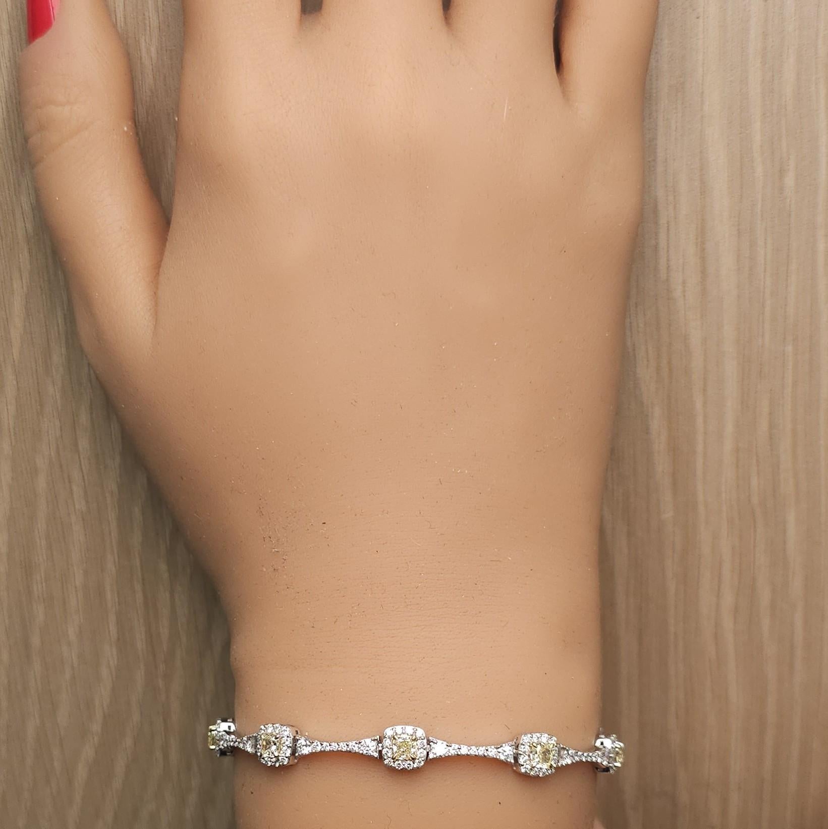 Bracelet tennis en or jaune naturel avec diamants taille coussin de 5.26 carats poids total Neuf - En vente à New York, NY