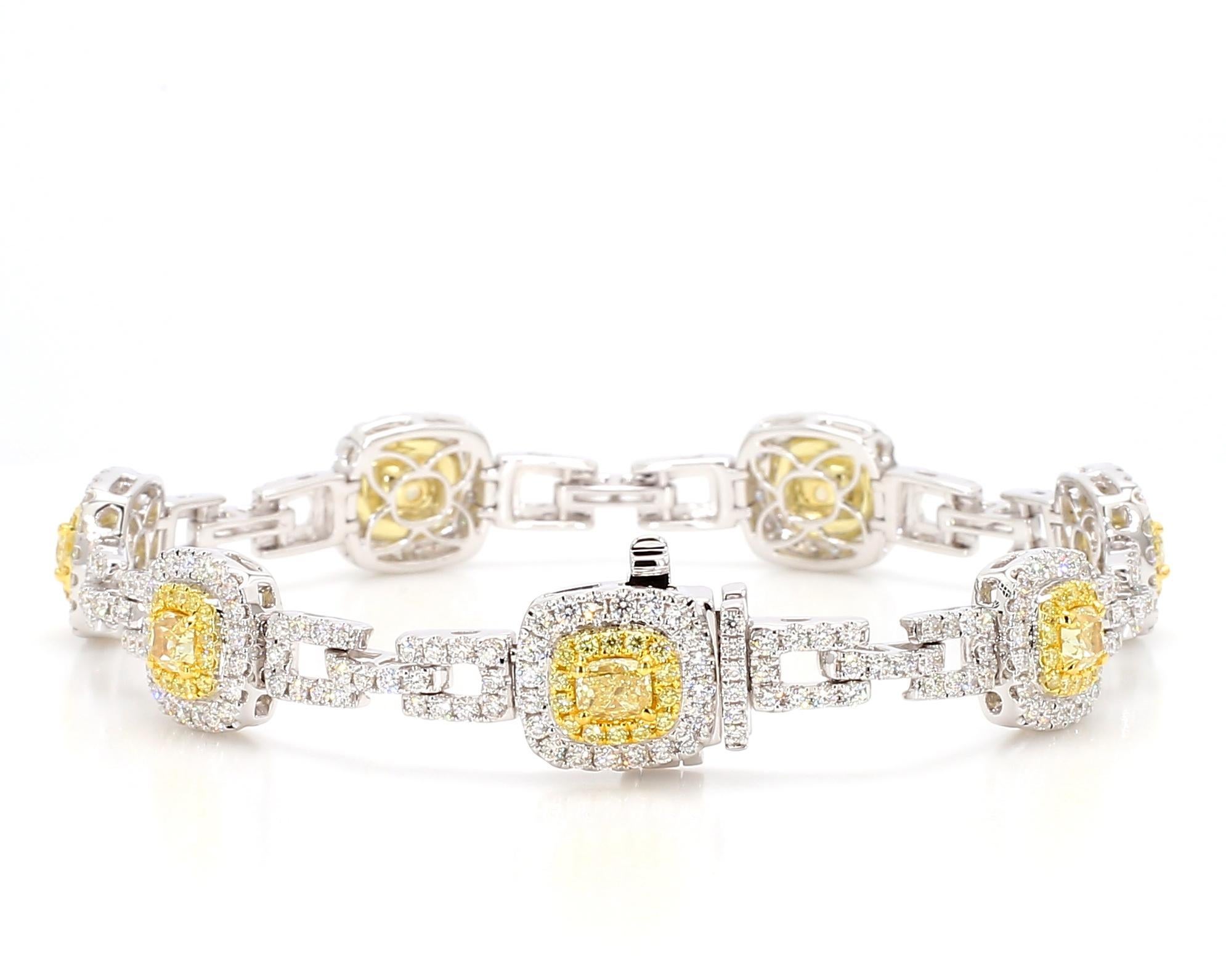 Preciosa pulsera de diamantes de RareGemWorld. Montada en un precioso engaste de oro amarillo y blanco de 18 quilates con diamantes amarillos naturales talla cojín. Los diamantes amarillos están rodeados de pequeñas melés redondas de diamantes