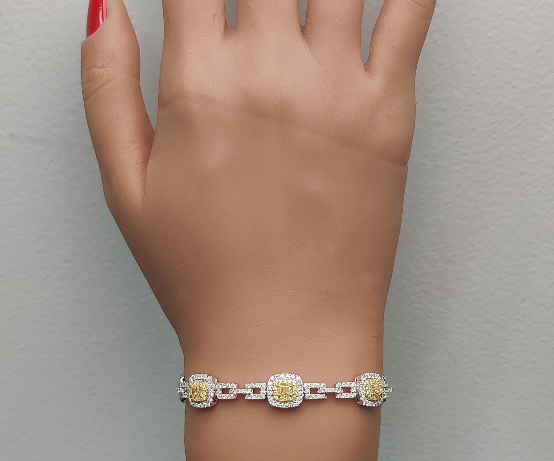 Diamante amarillo natural en cojín 5.61 quilates TW Pulsera de tenis de oro en Nuevo estado para la venta en New York, NY