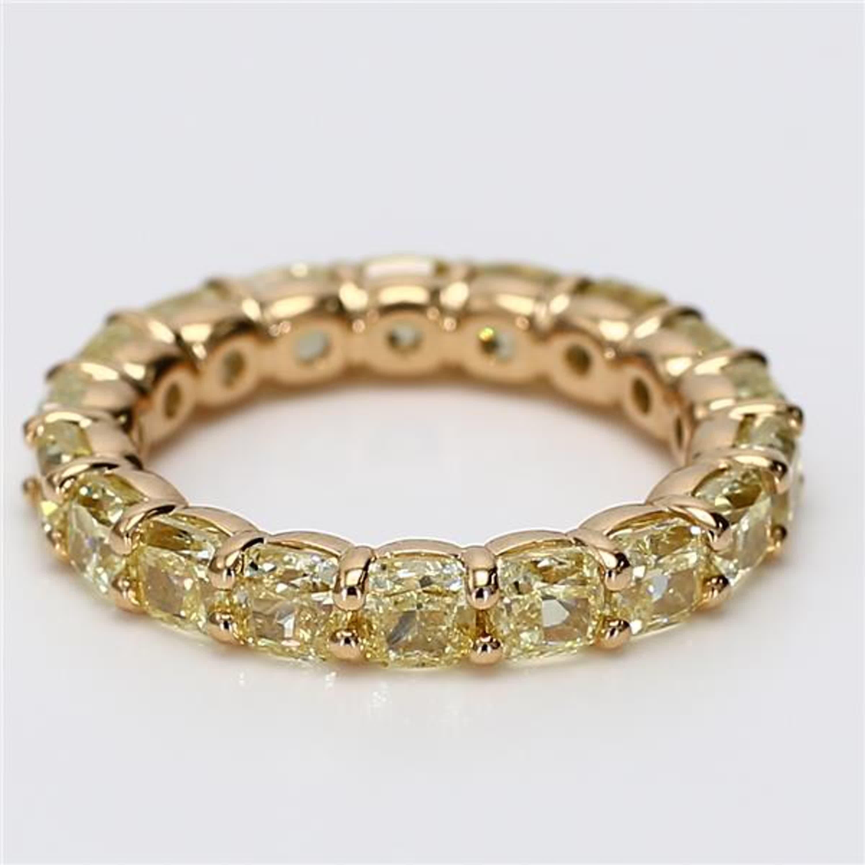 RareGemWorld's klassisches Diamantband für die Ewigkeit. Eingefasst in eine wunderschöne Fassung aus 18 Karat Gelb- und Weißgold mit gelben Diamanten im Kissenschliff. Dieses Band wird Sie garantiert beeindrucken und Ihre persönliche Sammlung