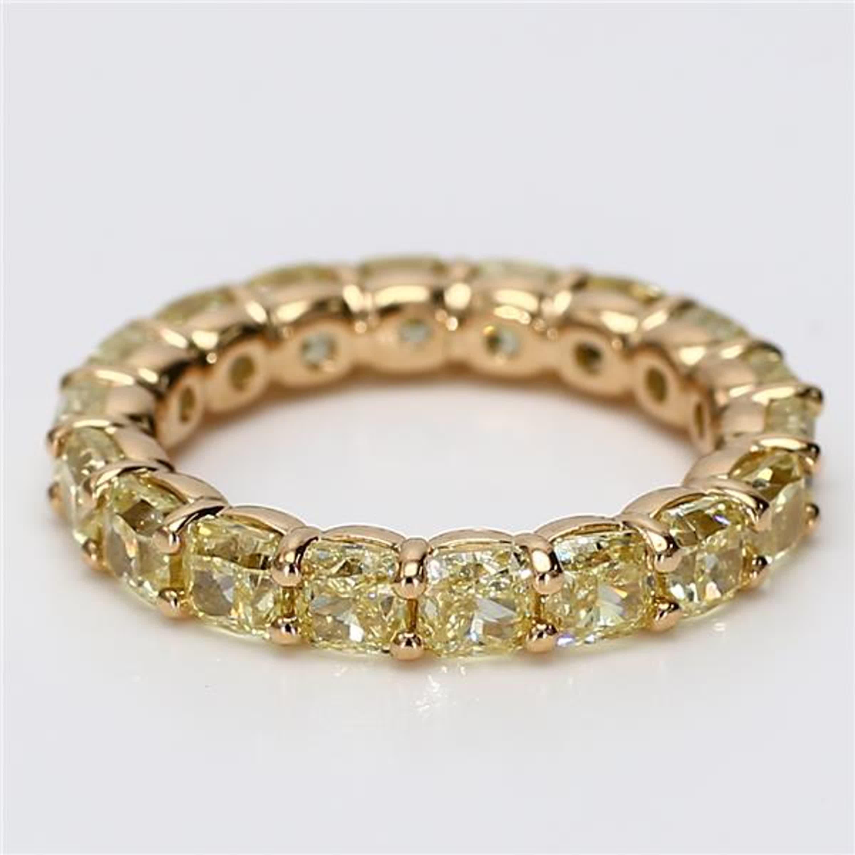 Natürlicher gelber Cushion-Diamant 5,61 Karat TW Gelbgold Eternity Band (Kissenschliff) im Angebot