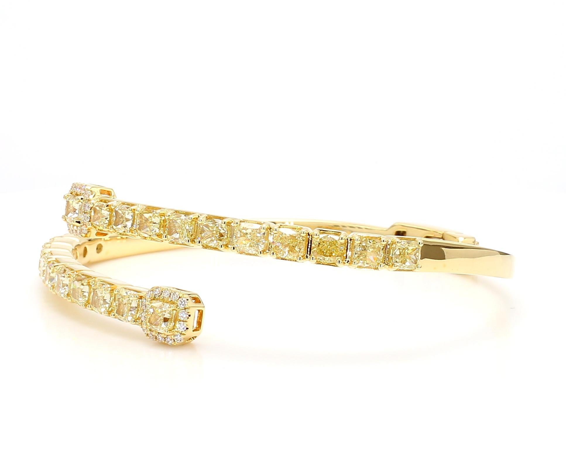 Le magnifique bracelet en diamants de Raregemworld. Monté dans une belle monture en or jaune 18 carats avec des diamants jaunes naturels de taille coussin. Les diamants jaunes sont entourés de petits diamants blancs ronds naturels en méli-mélo. Ce