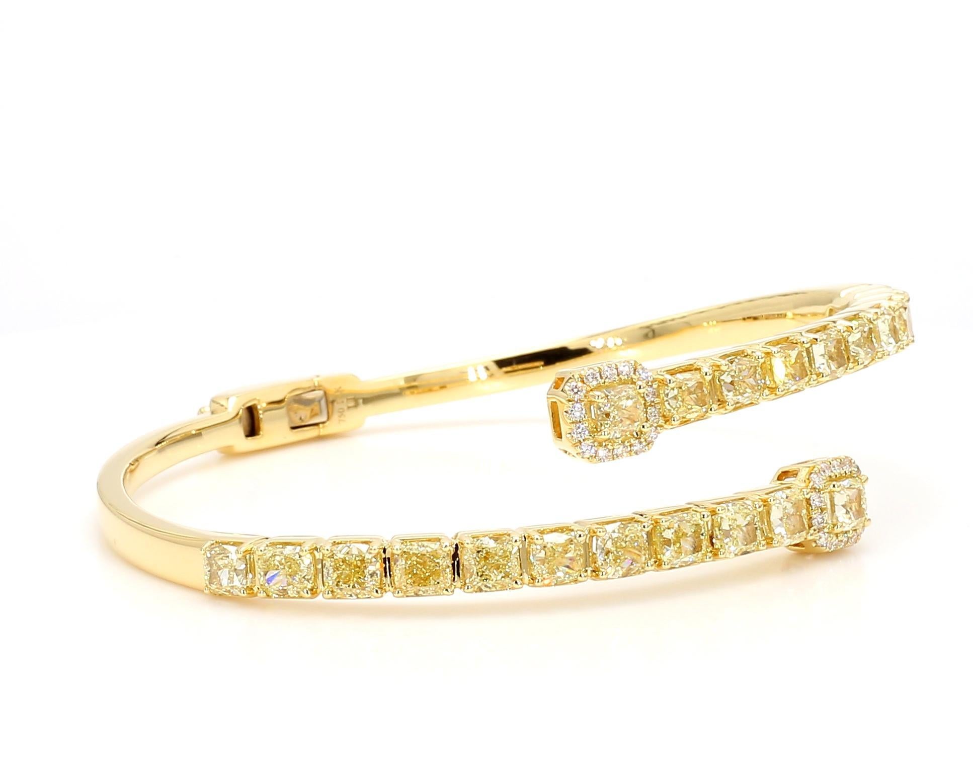 Taille coussin Bracelet manchette en or jaune naturel taille coussin de 7.52 carats poids total en vente