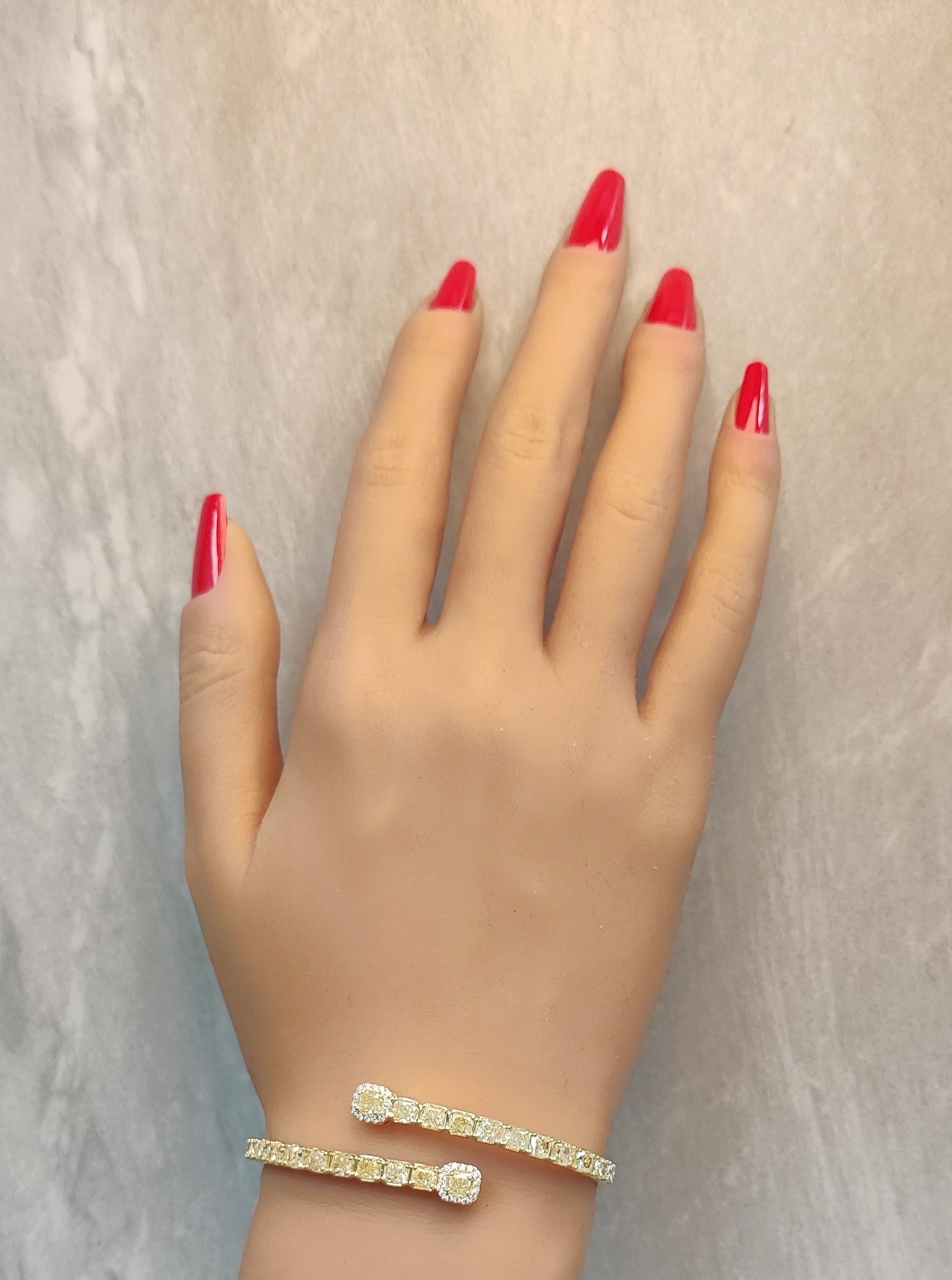 Bracelet manchette en or jaune naturel taille coussin de 7.52 carats poids total Neuf - En vente à New York, NY