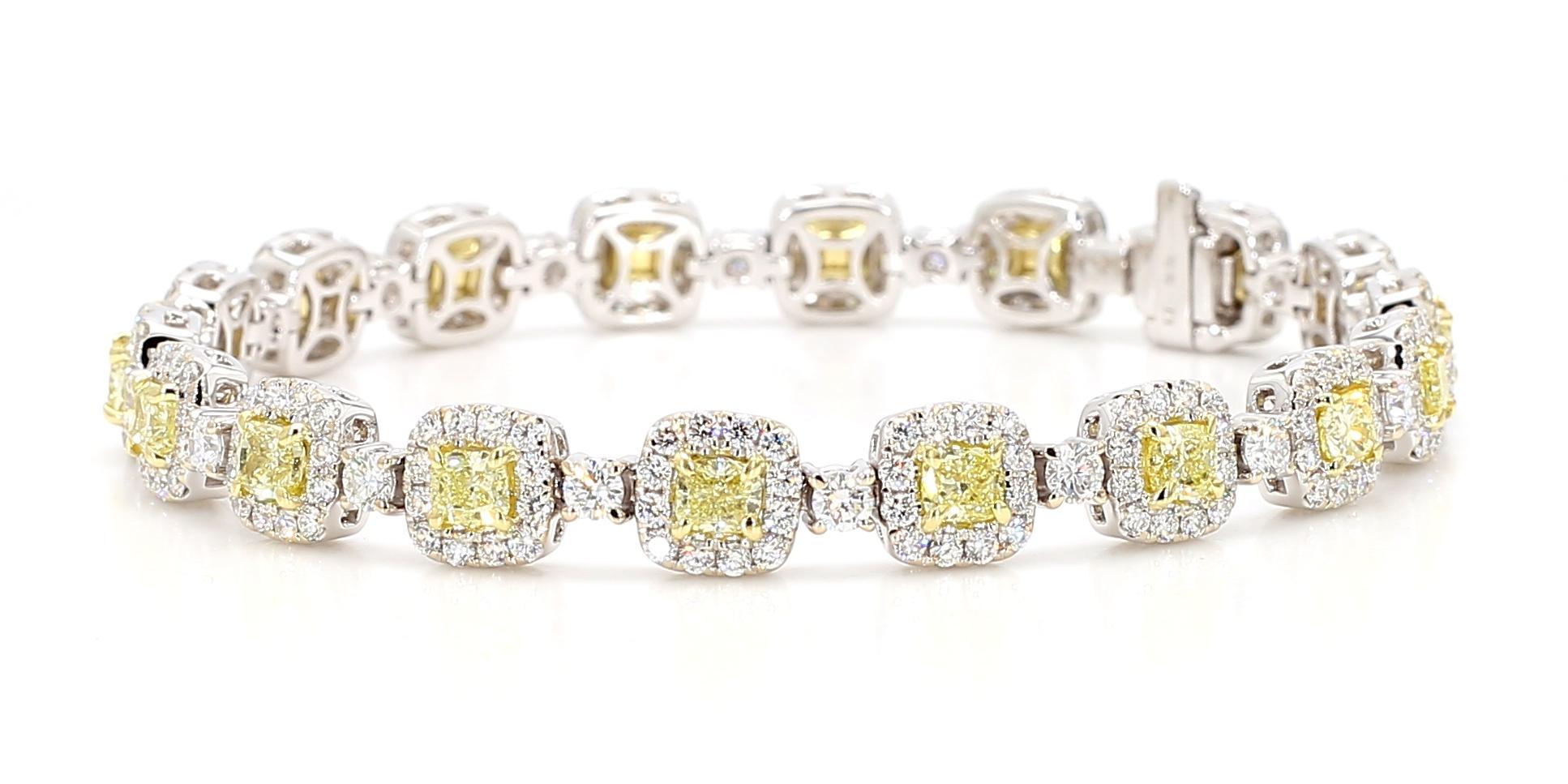 Il bellissimo bracciale di diamanti di RareGemworld. Montato in una splendida montatura in oro giallo e bianco 18 carati con diamanti naturali gialli taglio cuscino. I diamanti gialli sono circondati da piccoli diamanti bianchi rotondi naturali.